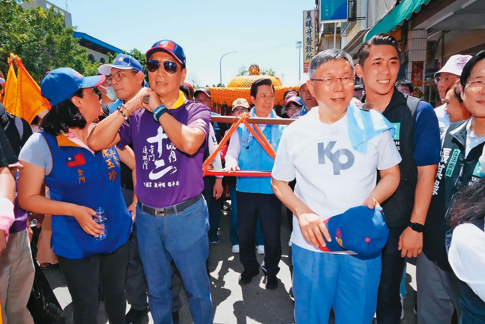 郭台銘傳出有意併購民眾黨引發白營反彈，導致郭柯會破局。圖為2人5月底赴金門參加城隍遶境一起抬轎。（民眾黨提供）