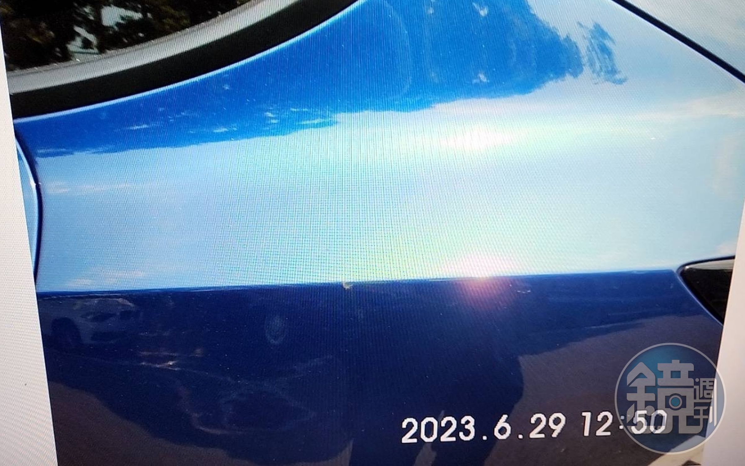 盧姓車主發現車輛左後方有刮傷，開啟哨兵模式揪肇事者。（翻攝畫面）