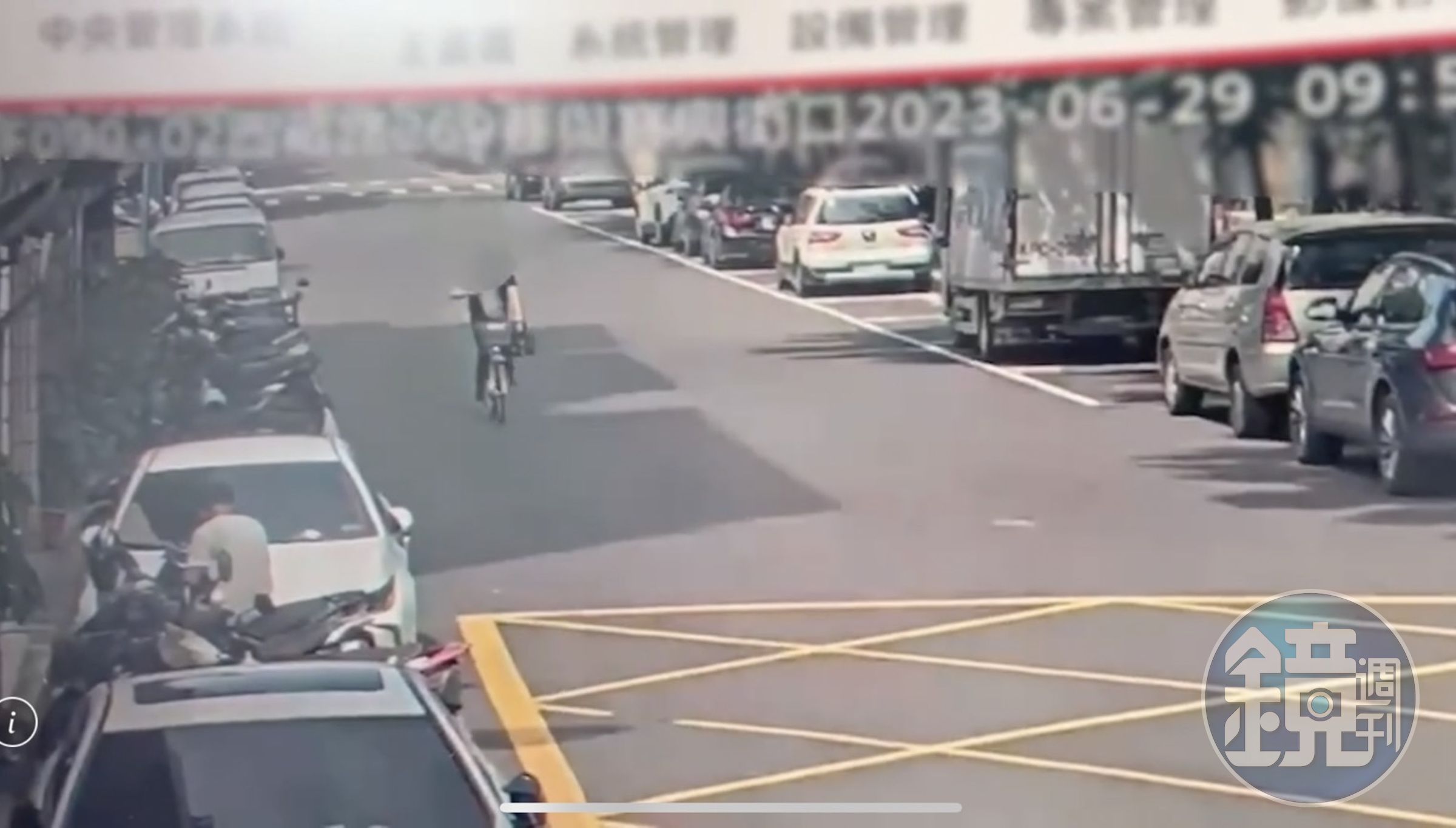 警方調閱監視器，發現單車騎士肇事後快速騎車離開。（翻攝畫面）