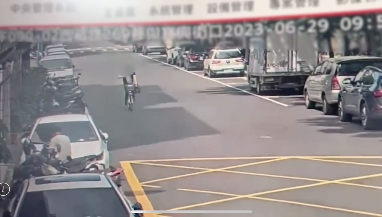 警方調閱監視器，發現單車騎士肇事後快速騎車離開。（翻攝畫面）