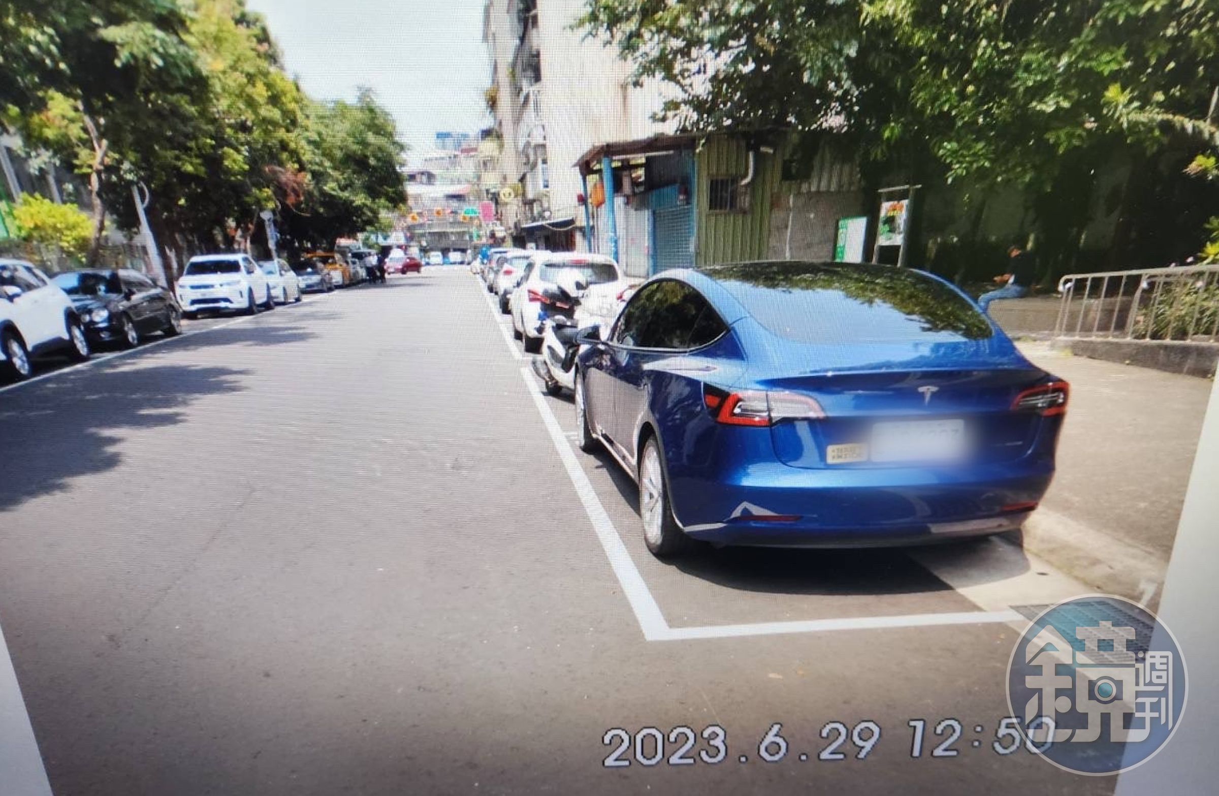 盧姓車主的特斯拉停在路邊卻無故挨撞，氣憤報警。（翻攝畫面）