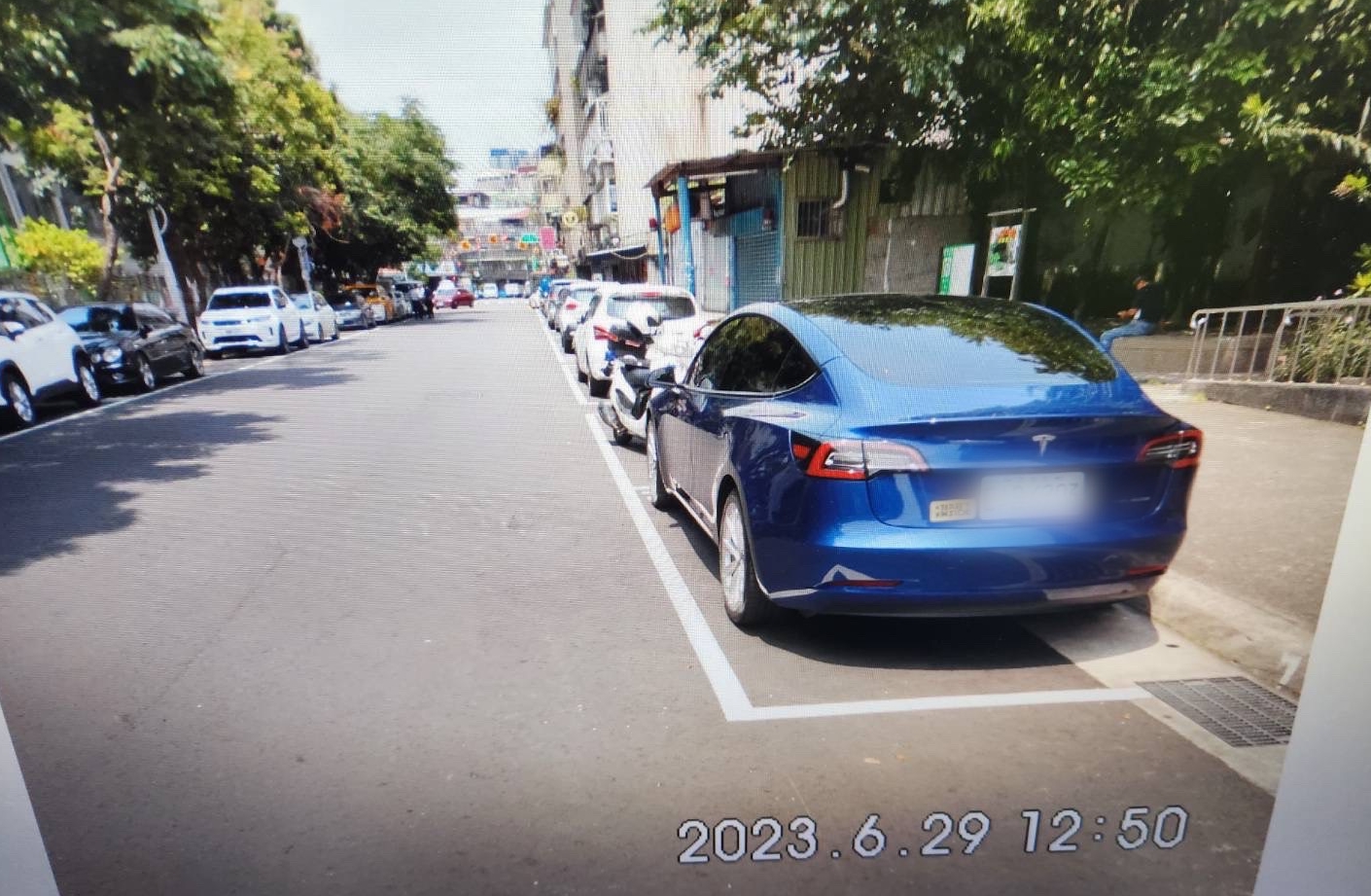 盧姓車主的特斯拉停在路邊卻無故挨撞，氣憤報警。（翻攝畫面）