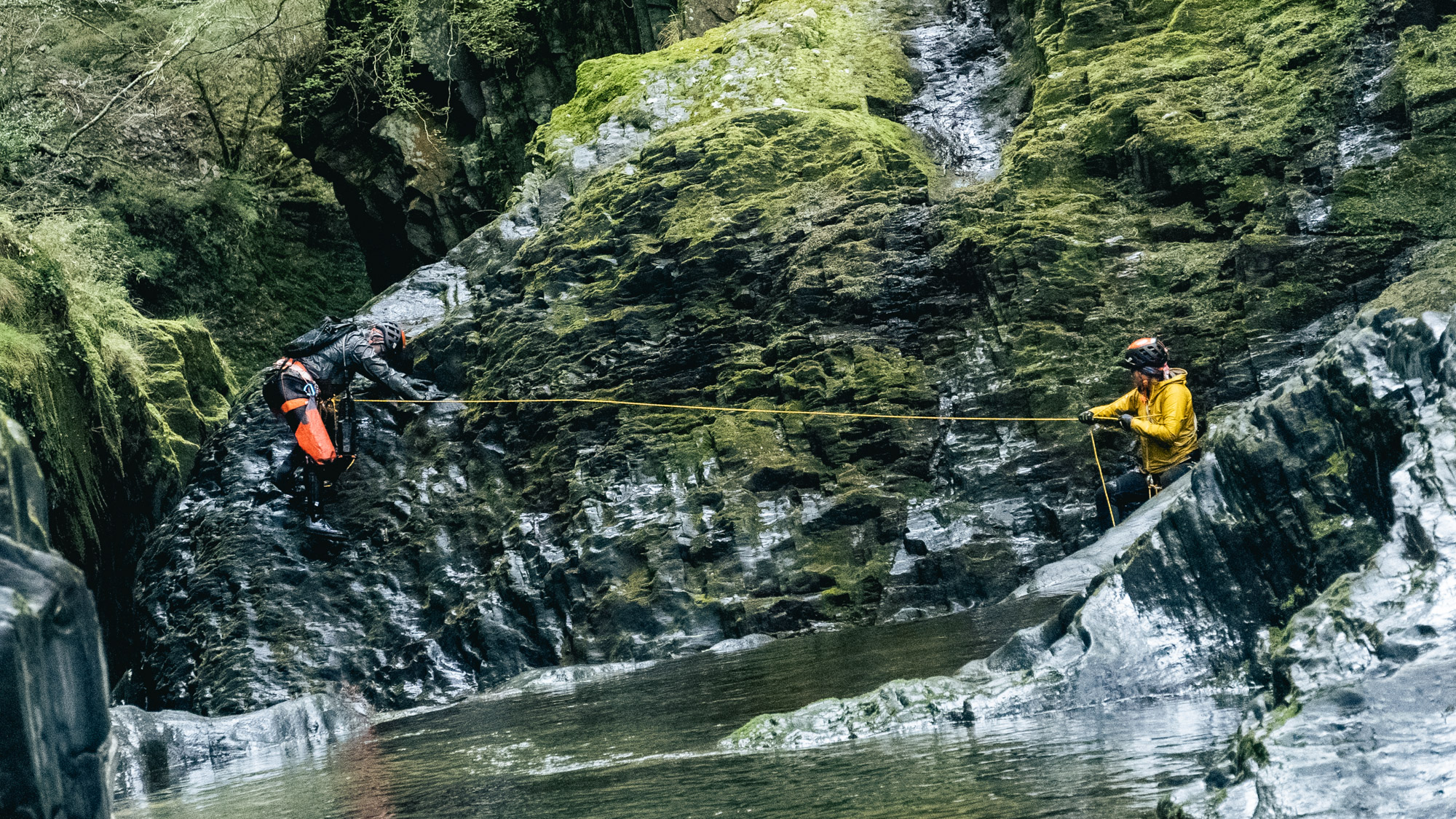 溪降需要有高超技術和安全裝備，在李佳珊長年推廣下，吸引愈來愈多人接觸。（公視提供、攝影Katie Chen）