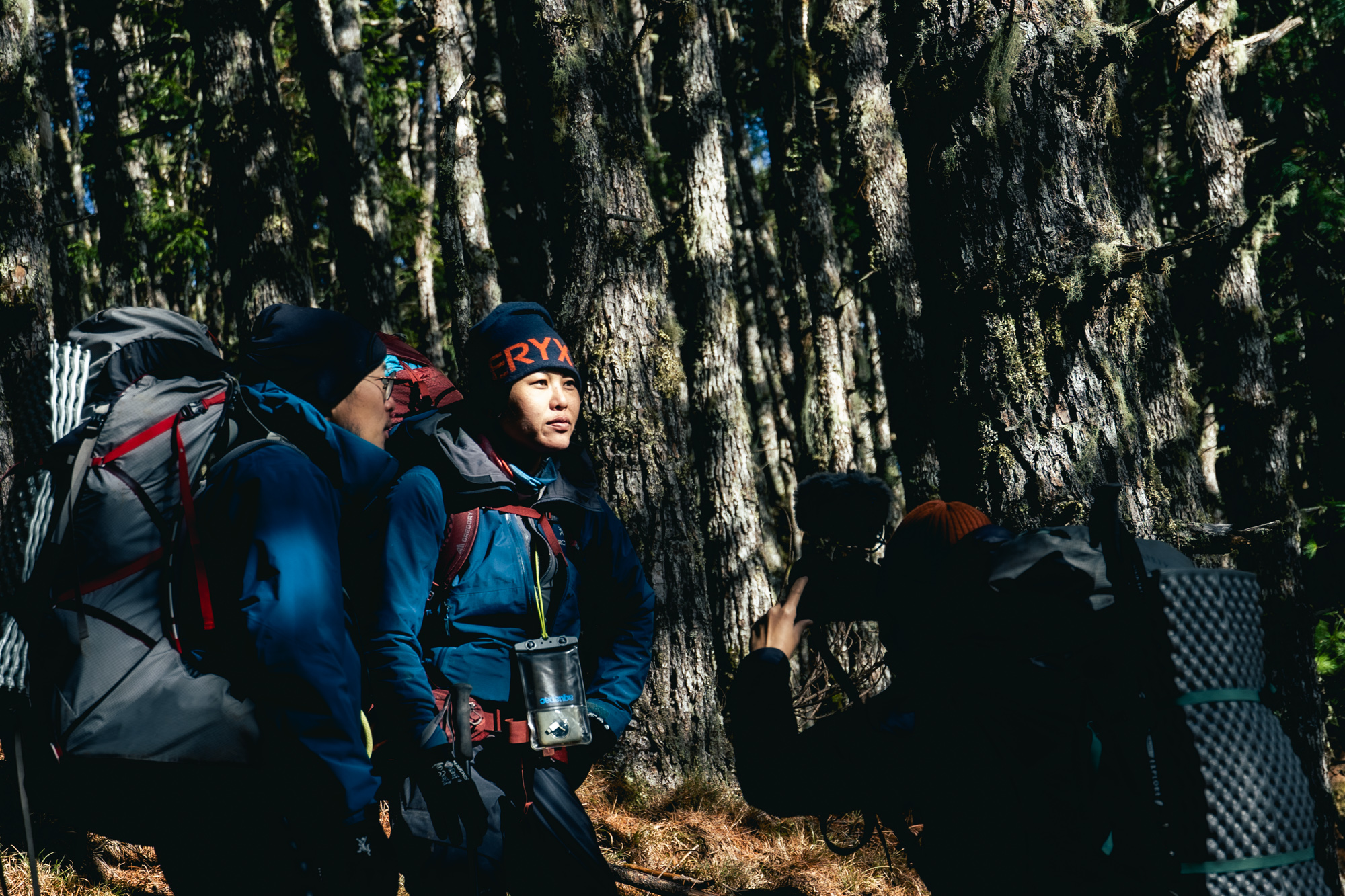 溪谷探險家李佳珊（左二）帶領《群山之島2》重回20年前由她命名的秘境嘆息灣。（公視提供、攝影Katie Chen）