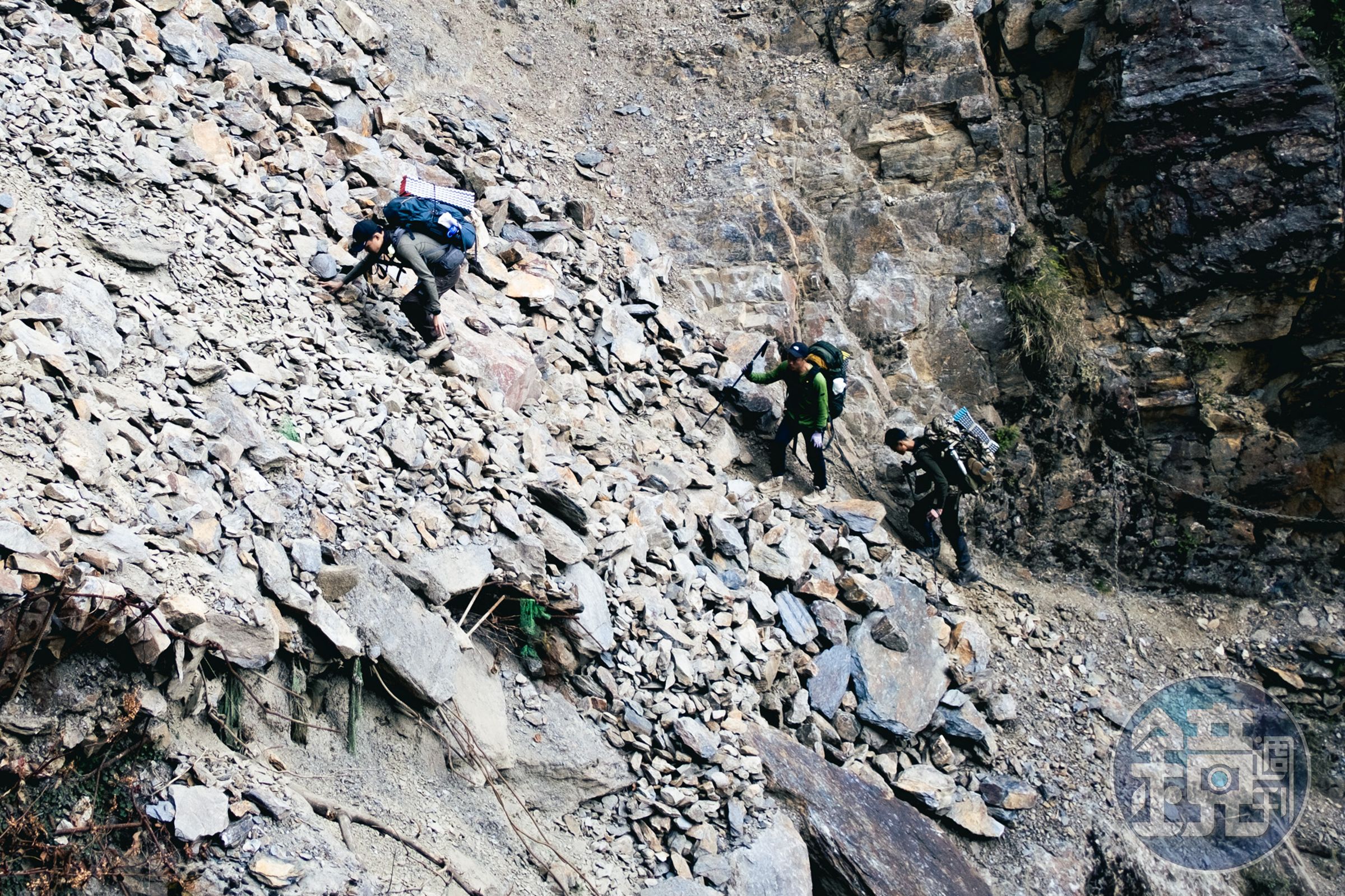 《群山之島2》首集前往的玉山東峰,碎石坡路段連行走都艱難。(公視提供、攝影Katie Chen)