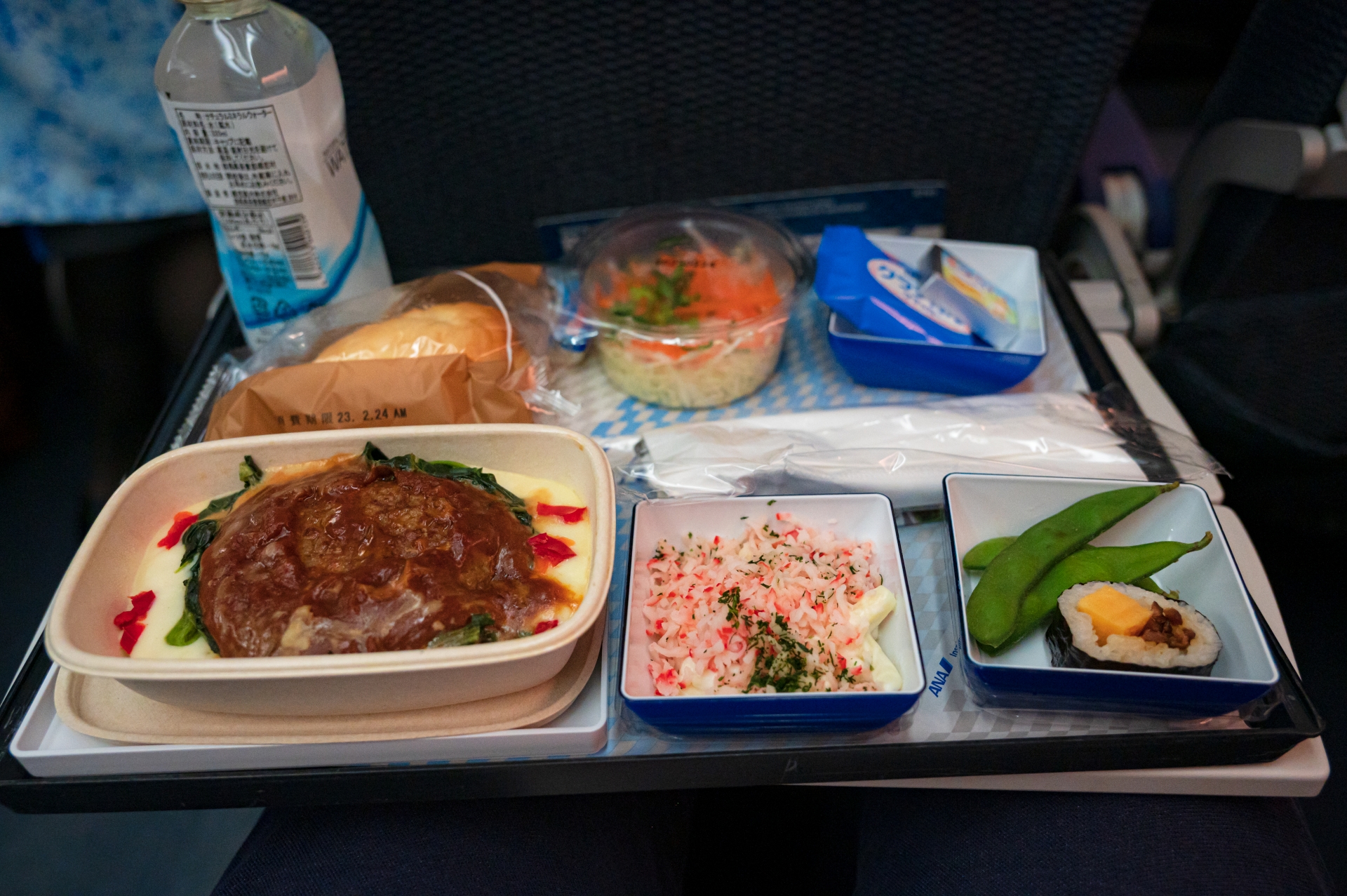 空姐建議飛機餐盡量不要選擇牛排等餐點,最好選購瓶裝水,避免喝到水質不佳的水。(示意圖,photoAC)