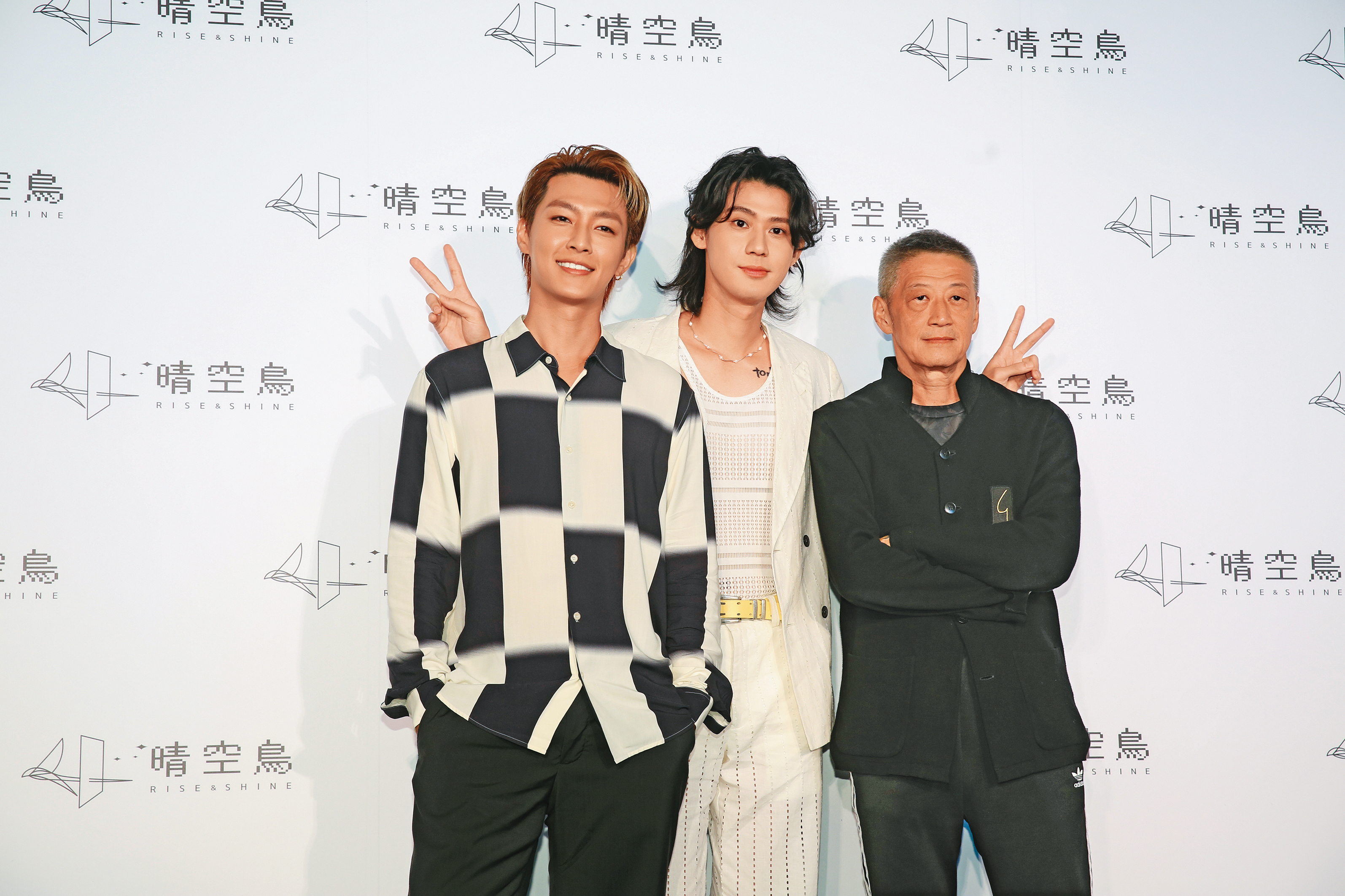 炎亞綸（左）6月初還擴大事業版圖，經營經紀公司簽下李玉璽（中）。右為李亞明。