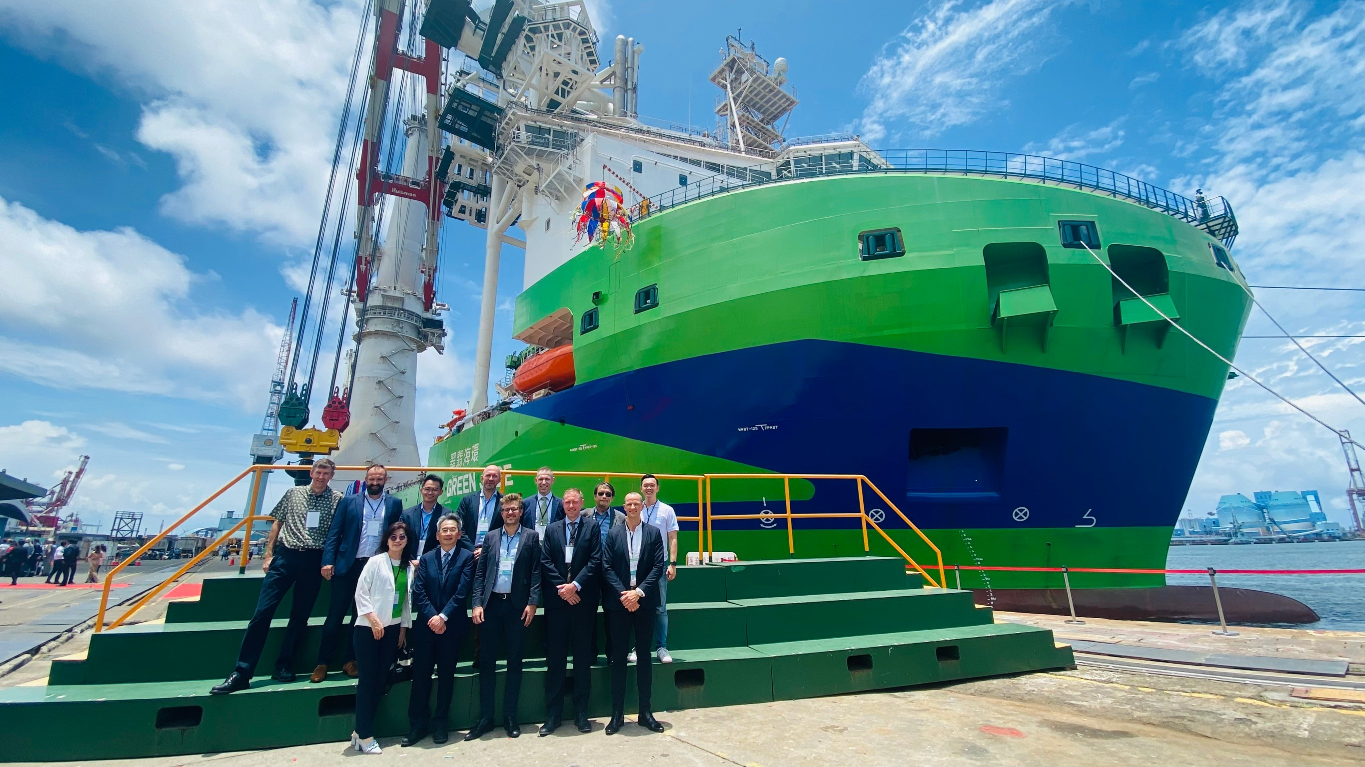 台灣首艘大型浮吊船「環海翡翠輪」的首項任務，就是中能風場套管式水下基礎安裝工程。（中能提供）