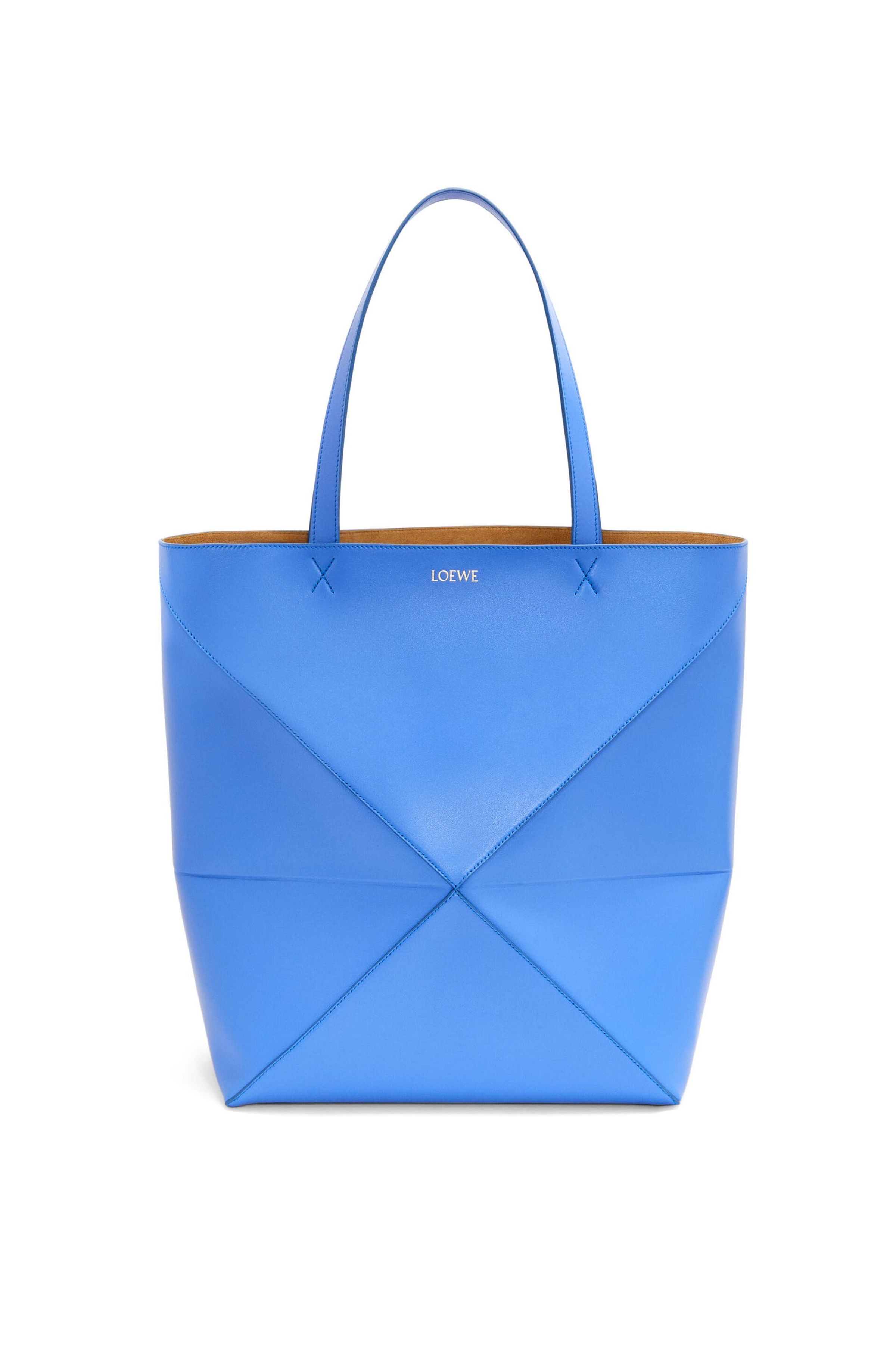 Puzzle Fold天空藍大型托特包。NT$71,000(LOEWE提供)