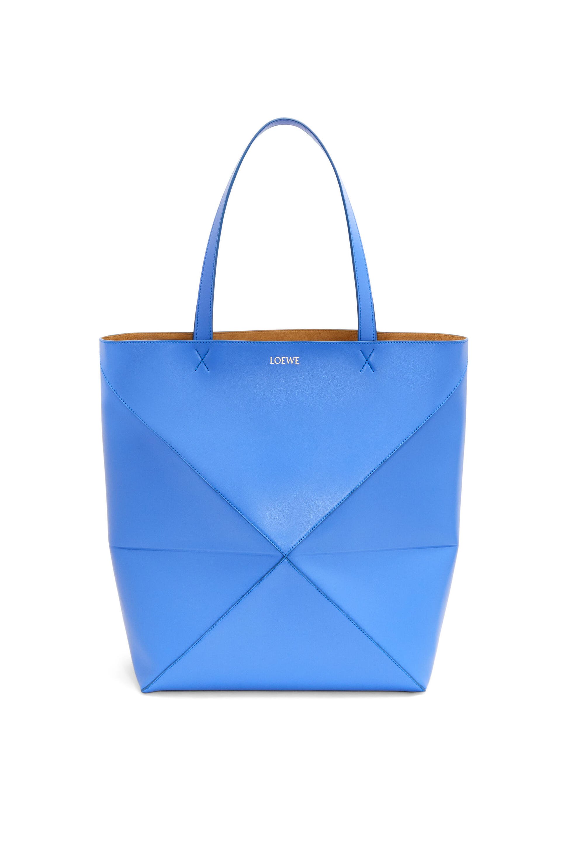 Puzzle Fold天空藍大型托特包。NT$71,000（LOEWE提供）