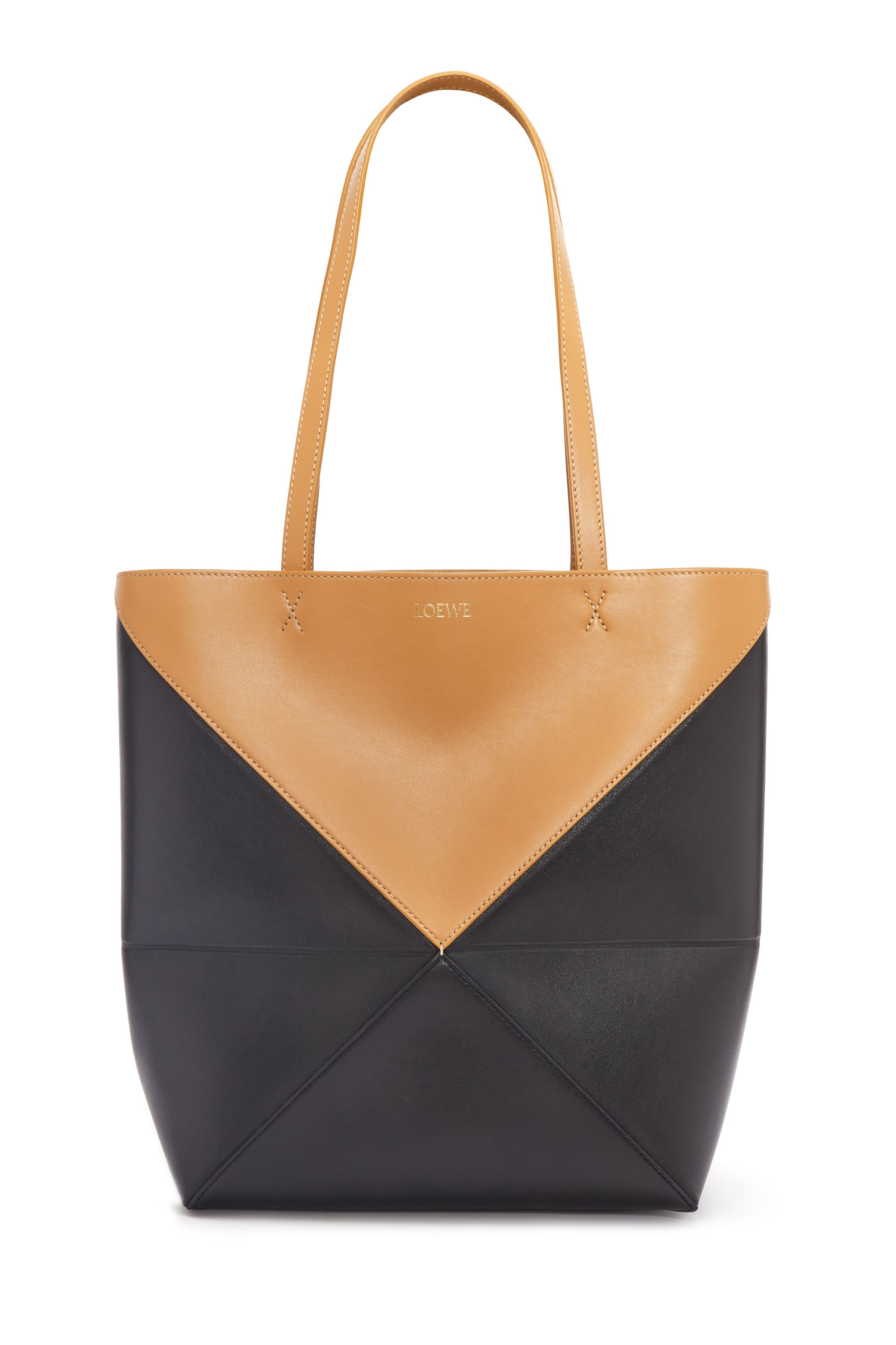 Puzzle Fold沙色拼接大型托特包。價格店洽(LOEWE提供)