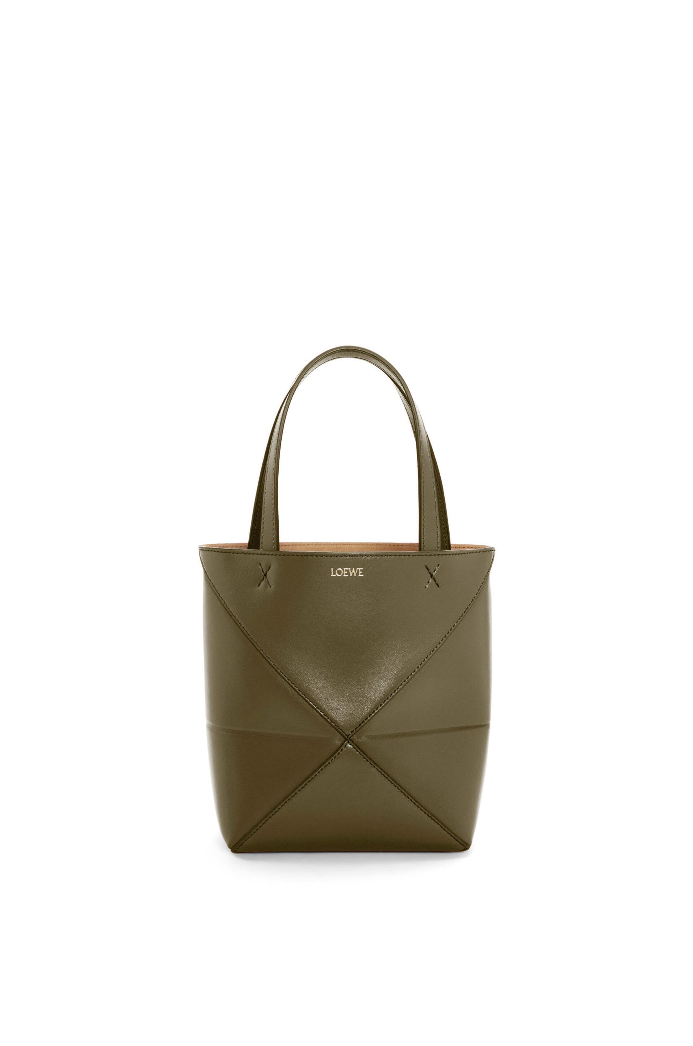 Puzzle Fold橄欖綠迷你托特包。NT$49,000(LOEWE提供)
