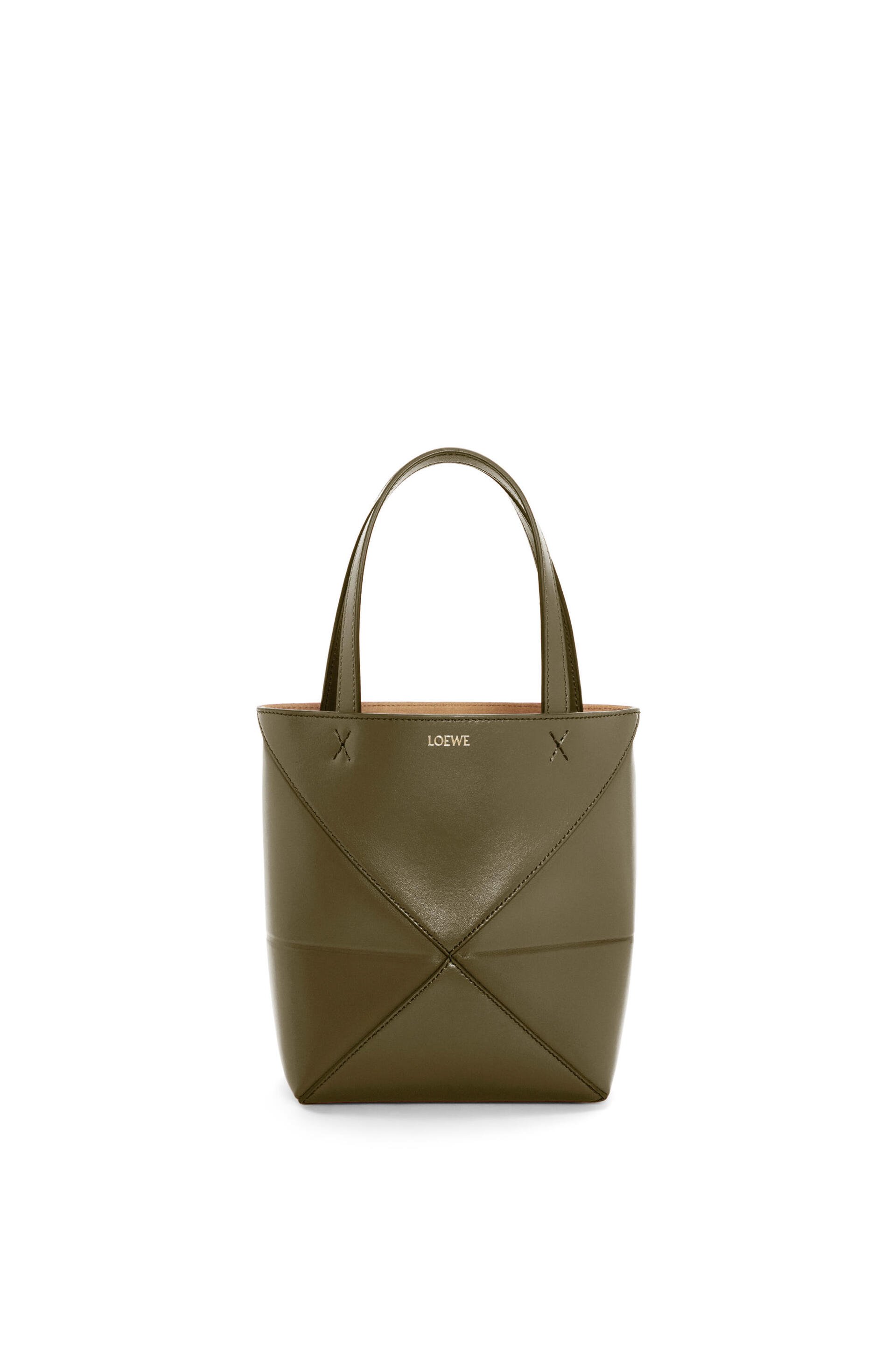 Puzzle Fold橄欖綠迷你托特包。NT$49,000（LOEWE提供）