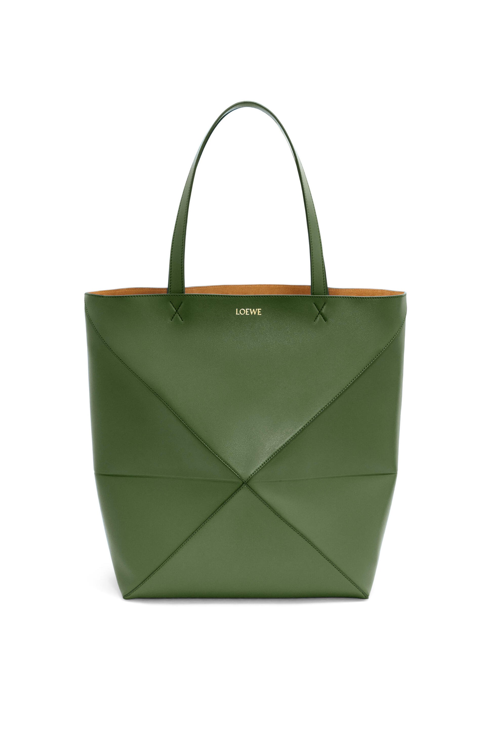 Puzzle Fold深綠色大型托特包。NT$71,000（LOEWE提供）