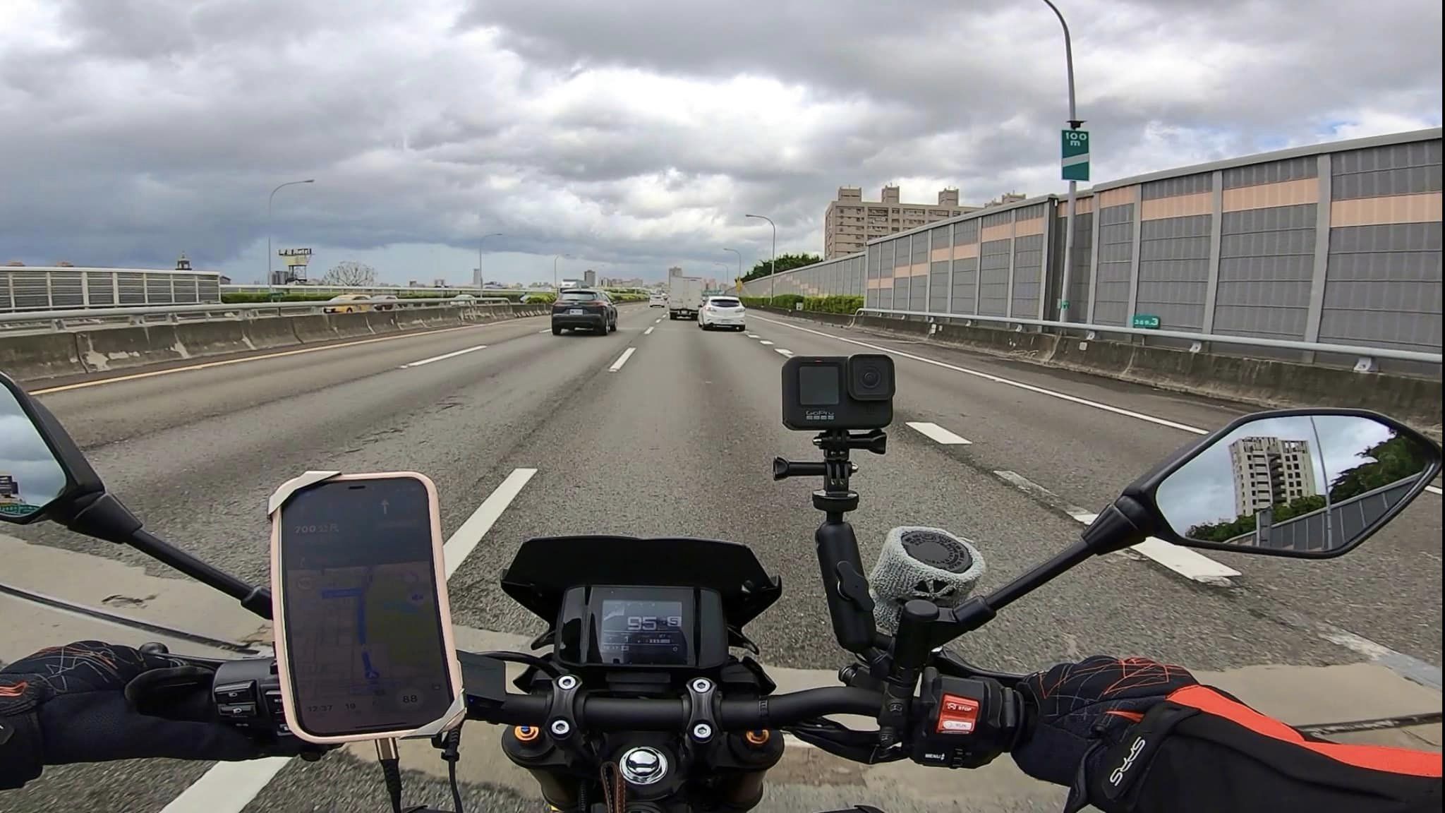 YouTuber「通勤者之歌」為爭取上路權闖國道拍片，引發關注。（翻攝自「通勤者之歌」YouTuber）