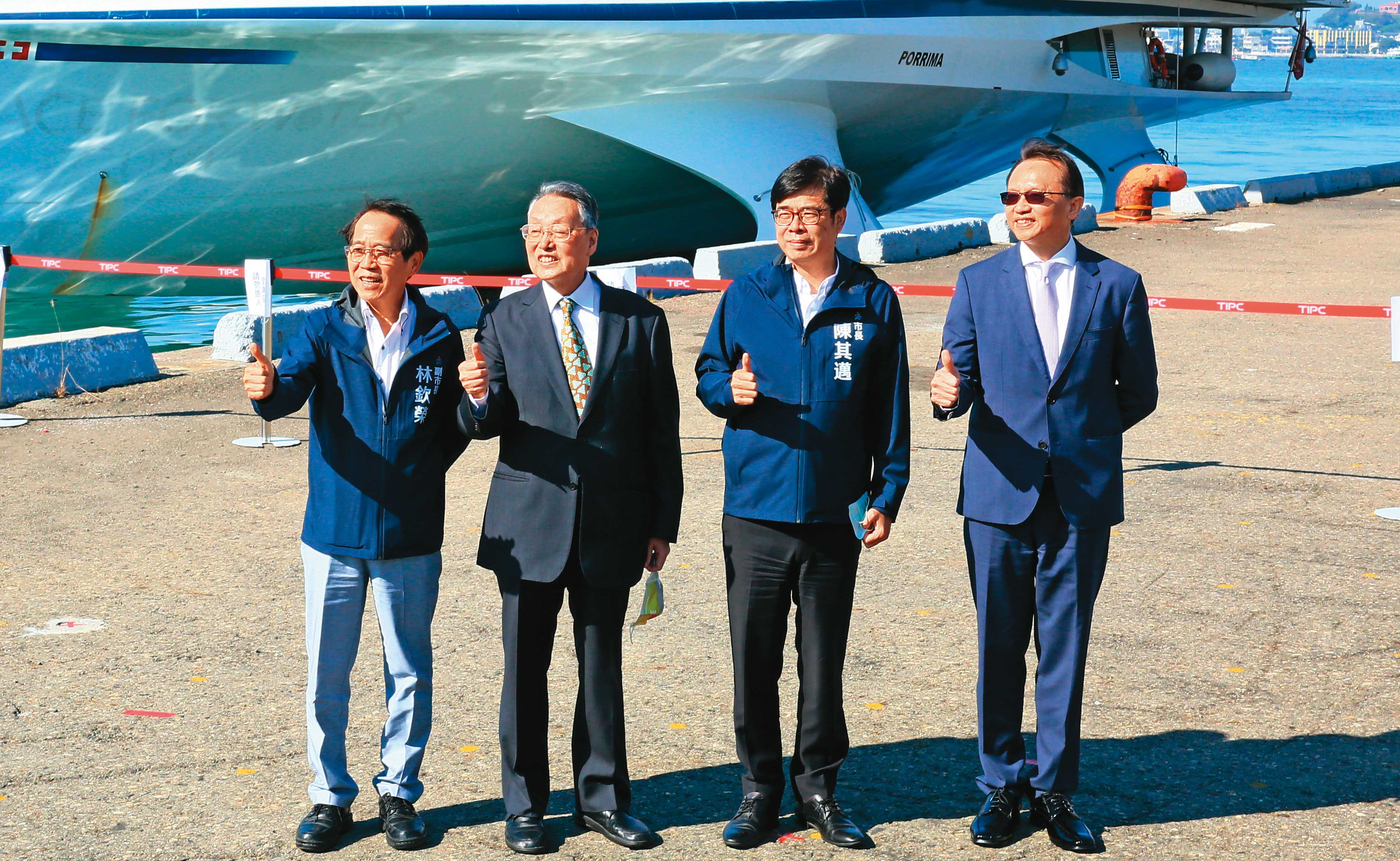 施振榮（左2）和陳俊聖（右1）南下出差，2人在高鐵上共謀宏碁集團的未來大計。