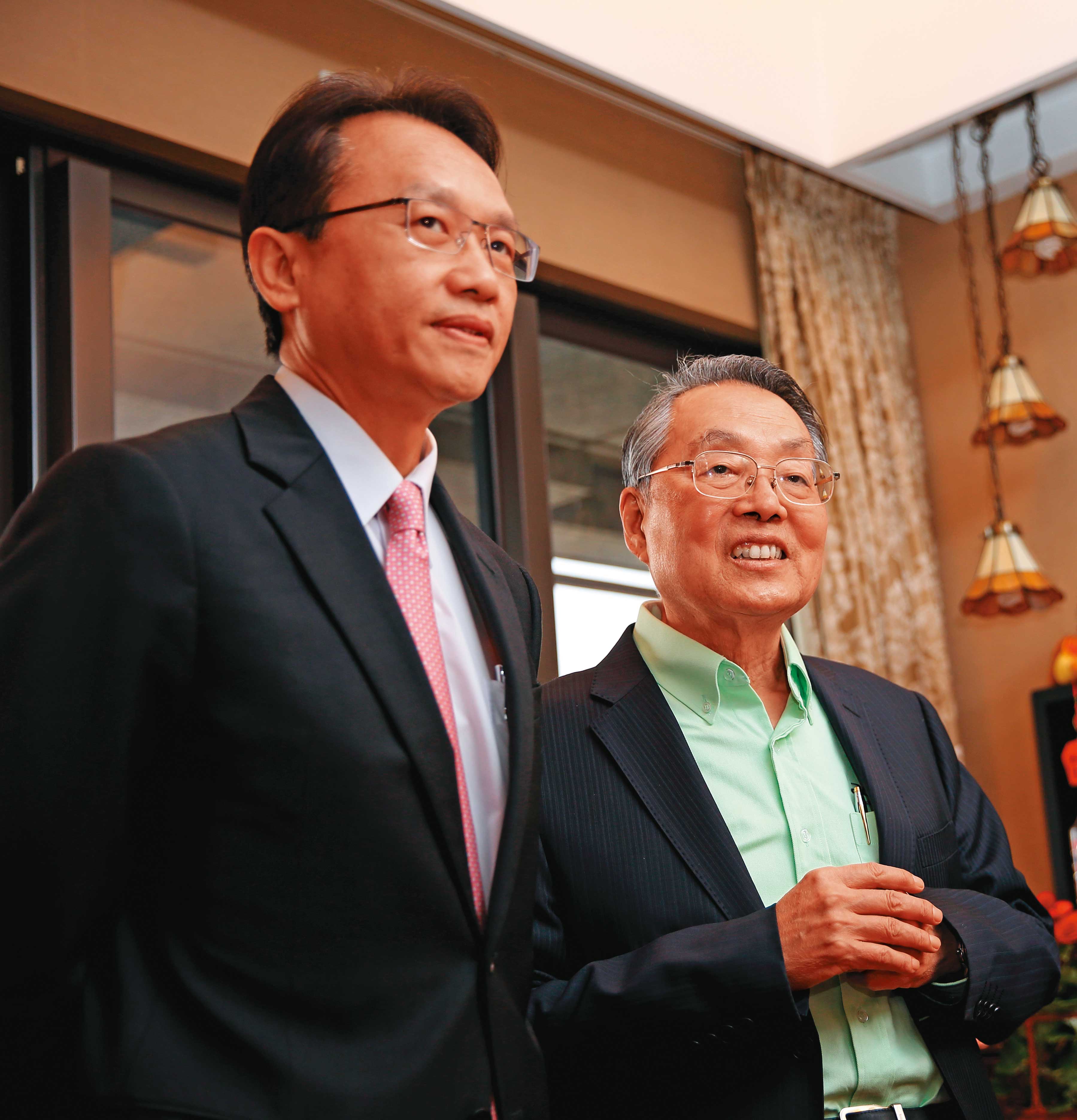 施振榮（右）欽點陳俊聖（左）接班，成功讓宏碁的品牌價值從谷底翻身。