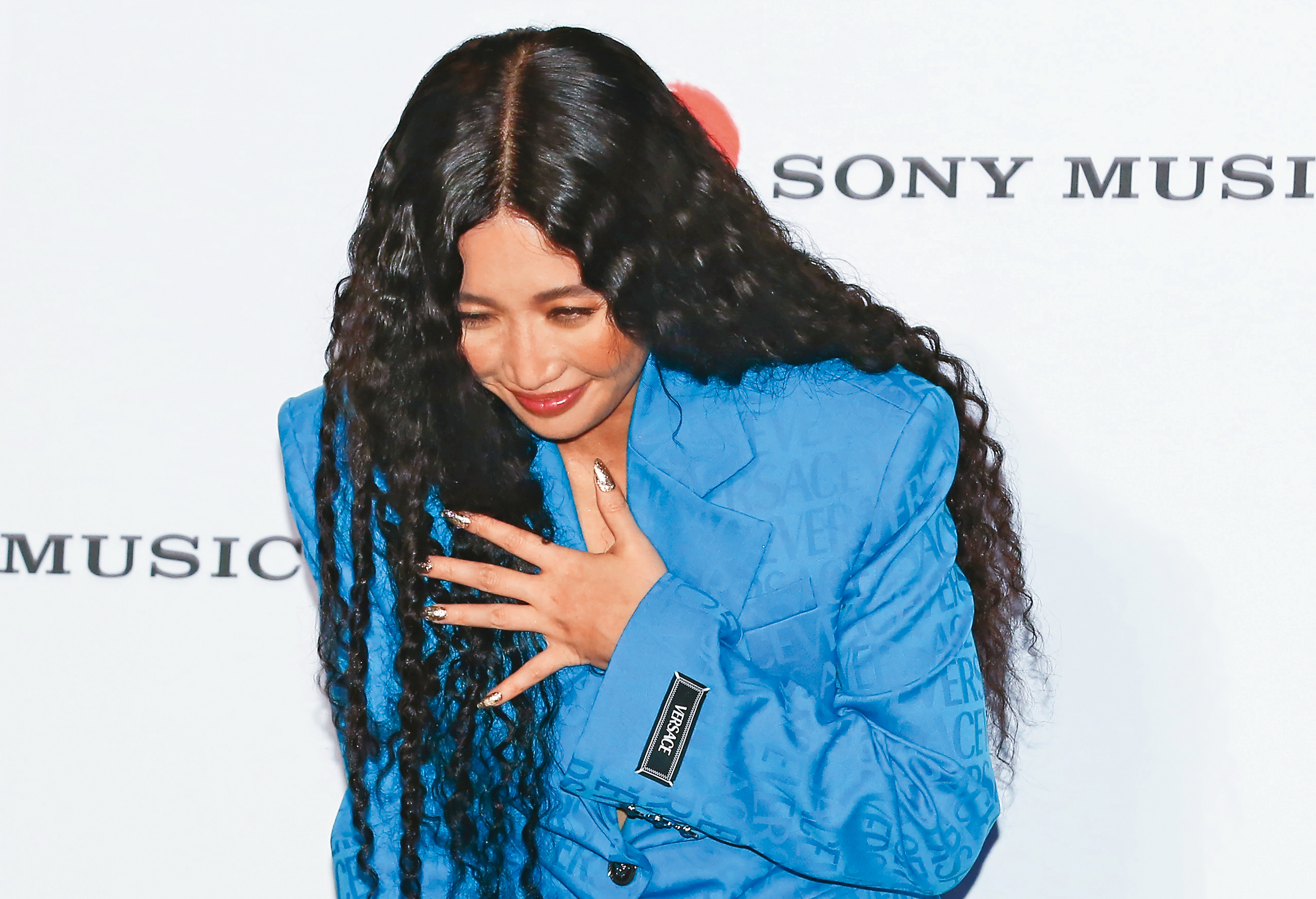 A-Lin緊摀胸口防「長輩」見客，還透露彭佳慧保證會把獎頒給她，領完獎後她趕緊求「半仙」彭佳慧，下半年的運勢也講一下。