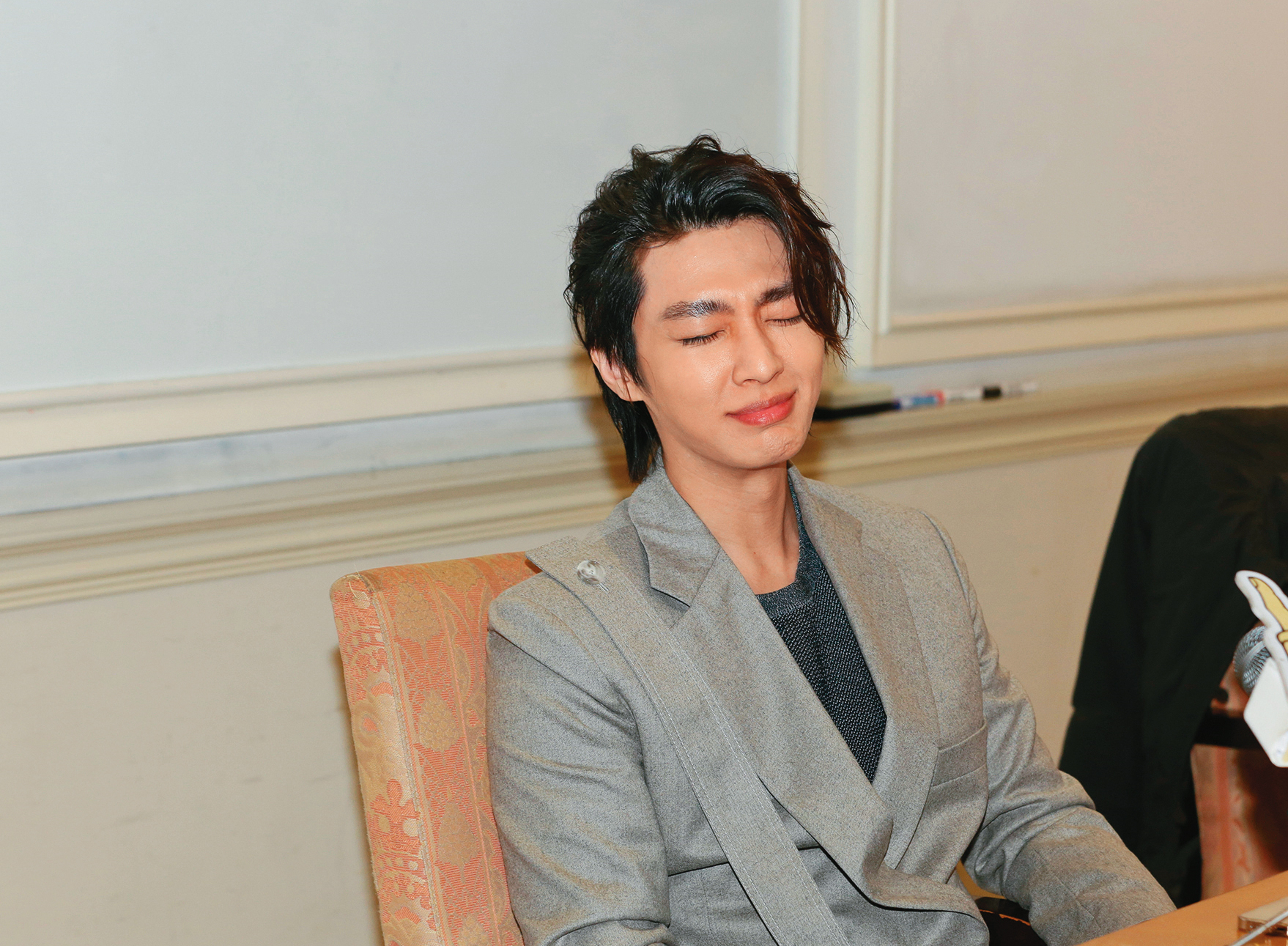 原是台灣十大傑出青年的炎亞綸人設翻車，形象整個黑了，還被發現「面相真的超黑」。