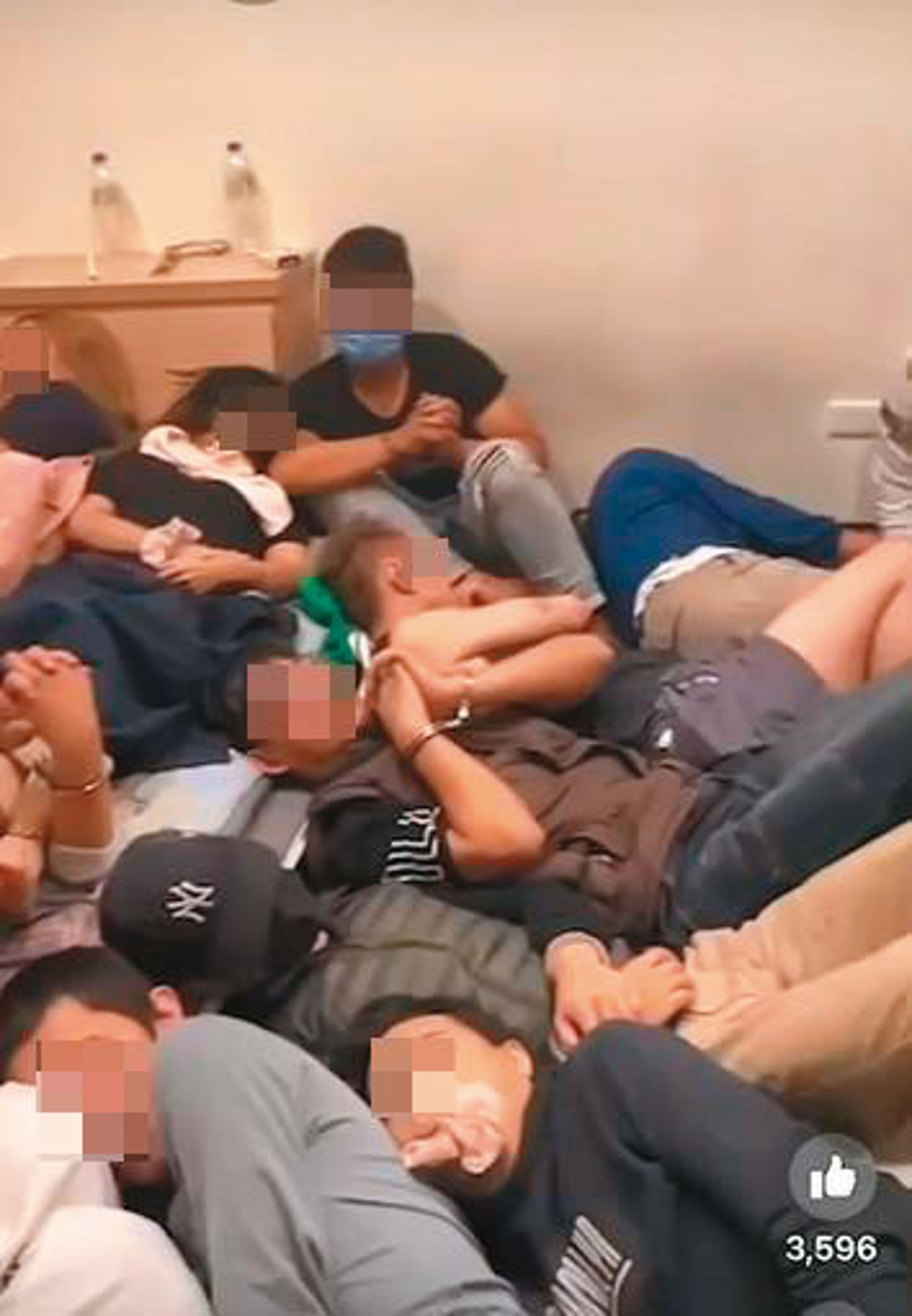杜承哲等人將被害人囚禁在小房間內。(翻攝網路)