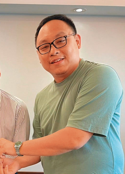 陳士綱時常替竹聯幫育仁會及明仁會成員辯護，被稱為「黑道律師」。（翻攝流浪動物之家基金會臉書）