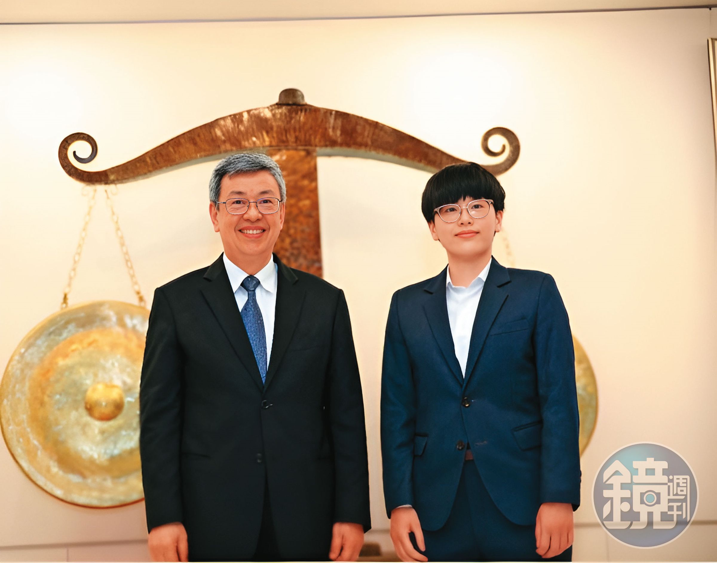 承辦此案的檢察官江玟萱(右)打詐有功,獲行政院長陳建仁當面慰勉。(士林地檢署提供)