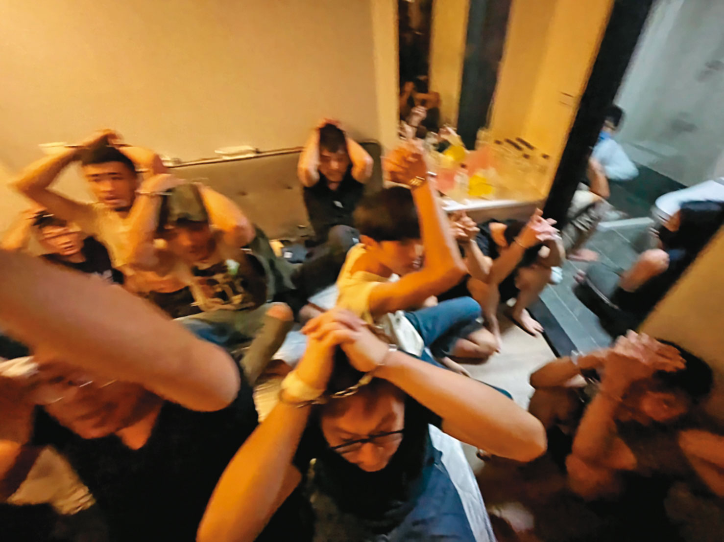 詐團成員在民宅內遭逮捕，面露難色。（翻攝畫面）