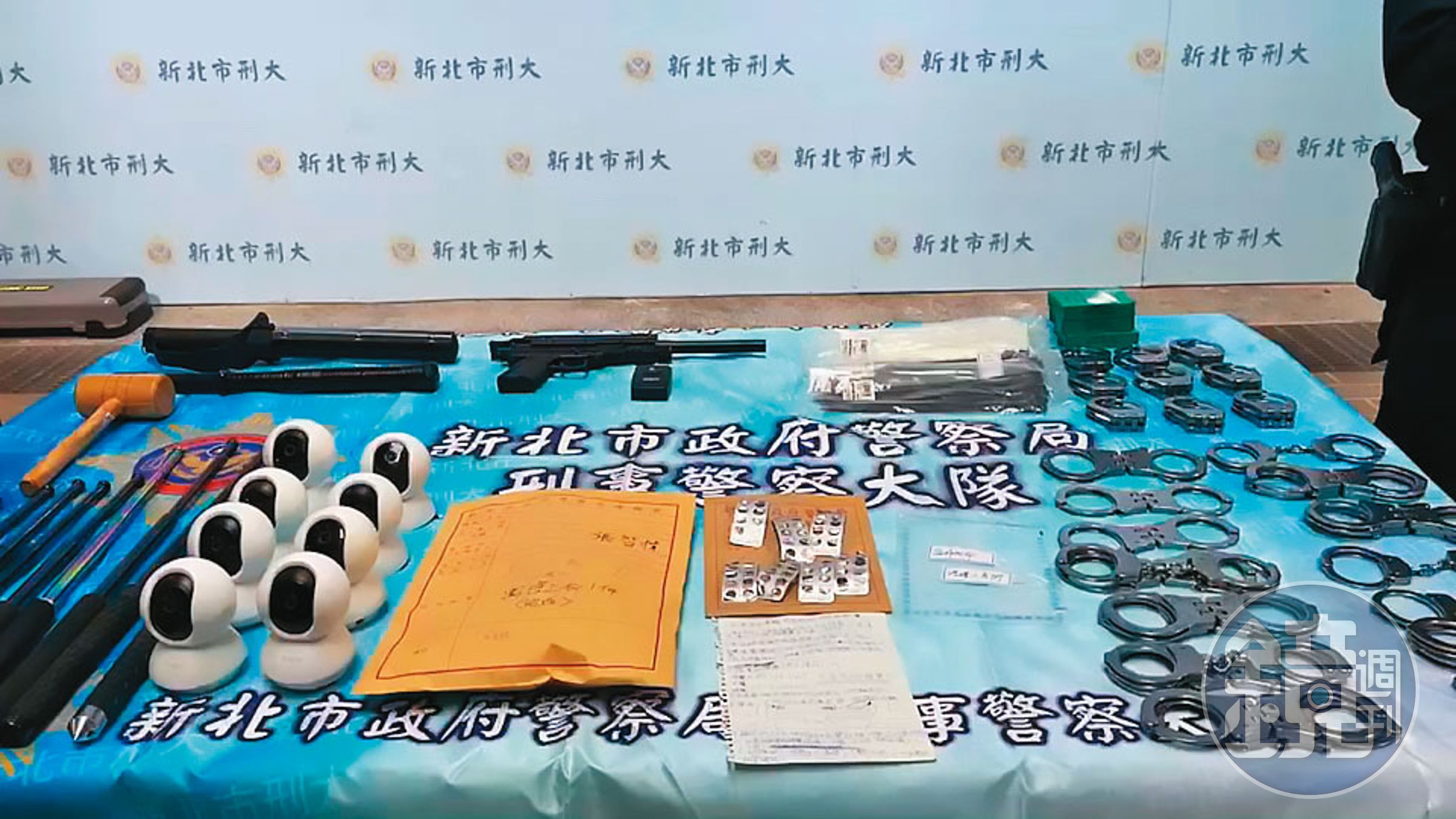 警方查扣詐團的做案工具,數量眾多擺滿整桌。(警方提供)