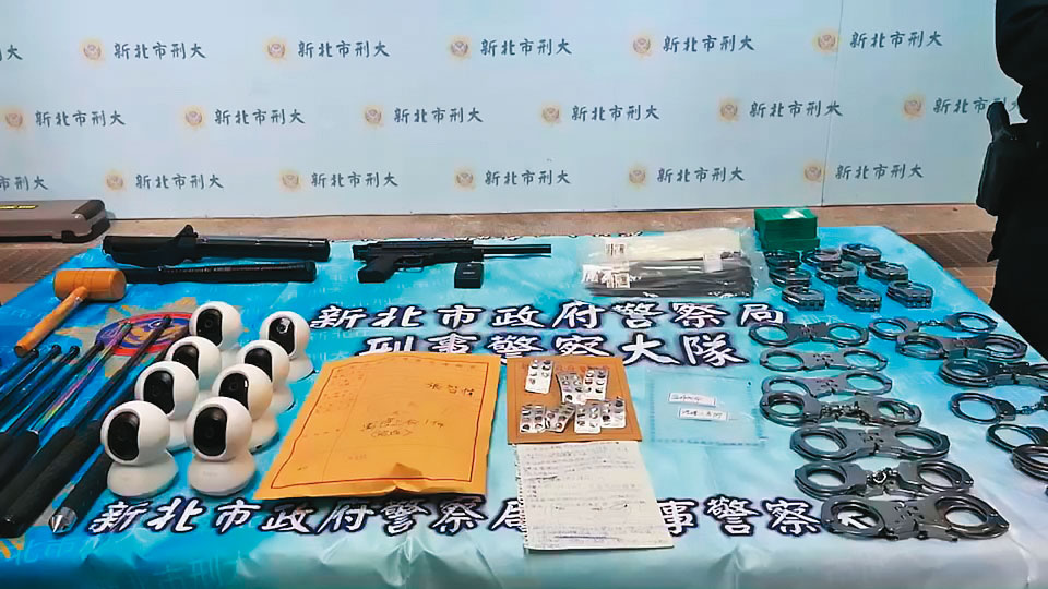 警方查扣詐團的做案工具，數量眾多擺滿整桌。（警方提供）