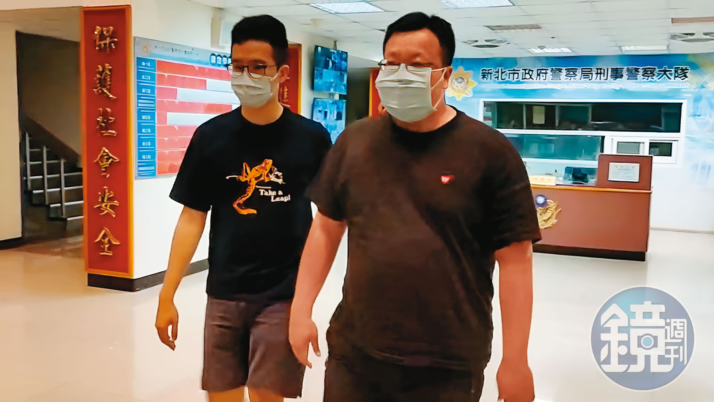 寧夏路派出所長葉育忻(右)涉嫌洩露個資及偽造公文書,助杜承哲黑吃黑。(翻攝鏡新聞)
