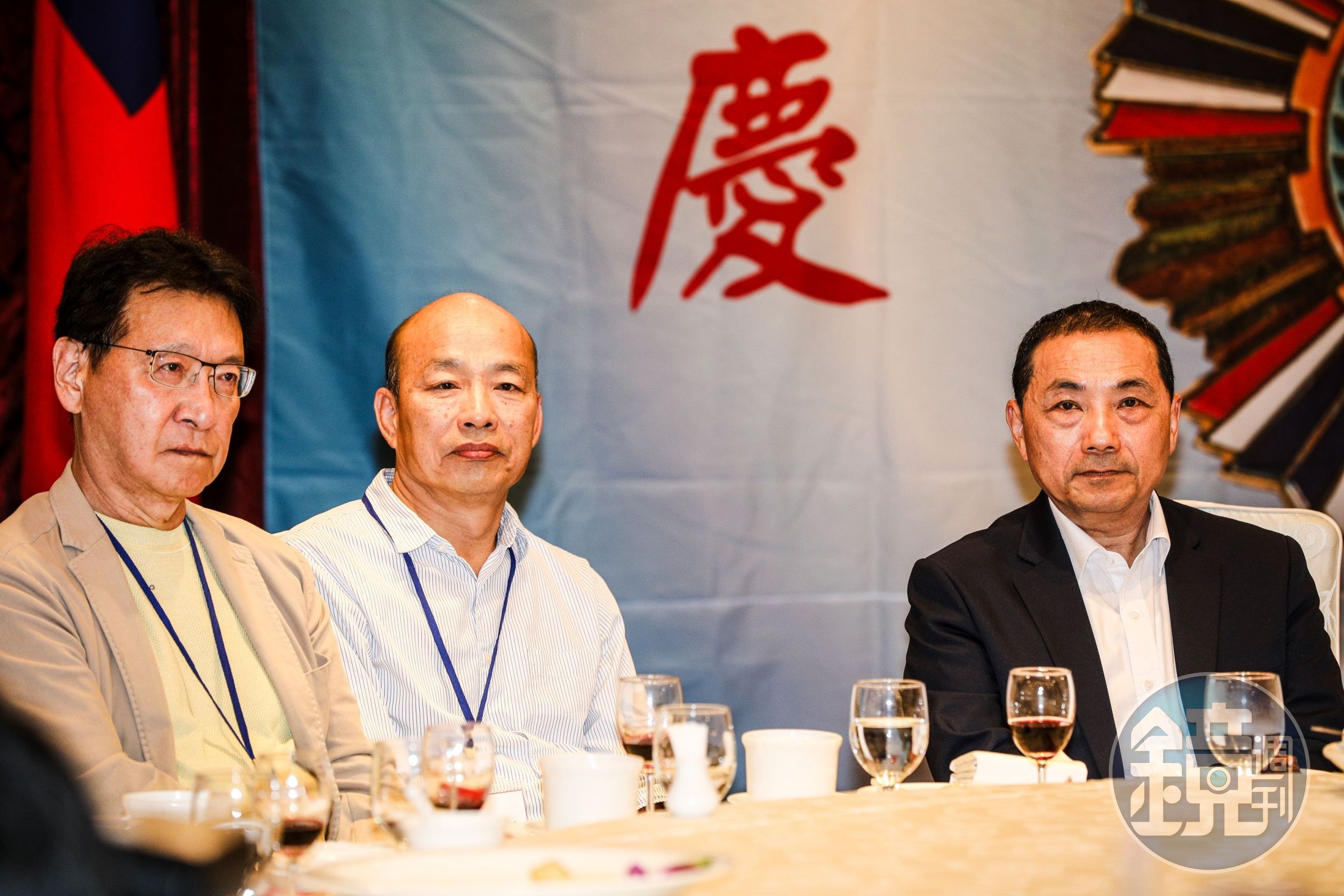 侯友宜(右)日前與韓國瑜(左2)難得同框,不過卻發生尷尬的「侯有移」事件。