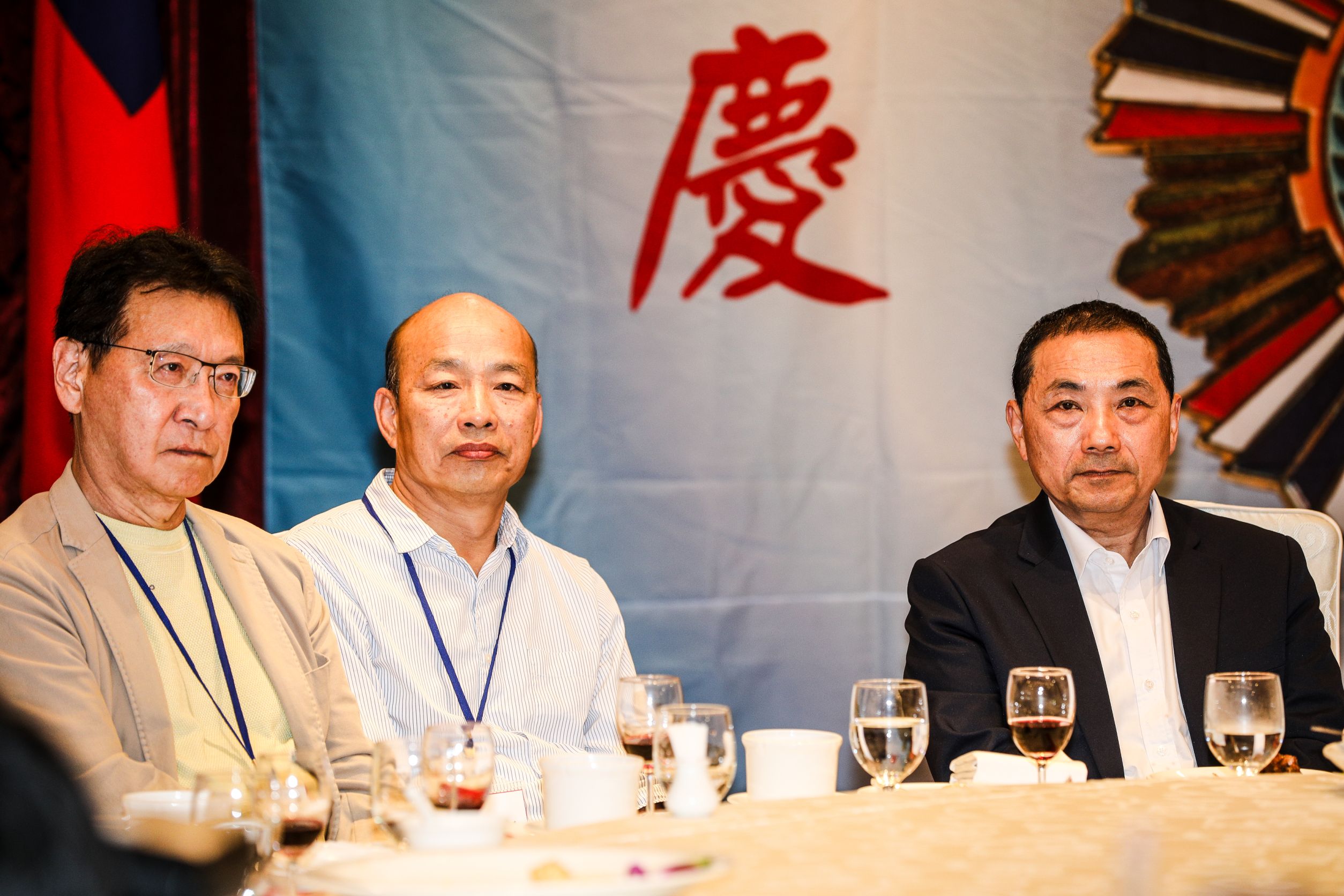 侯友宜（中）日前與韓國瑜（左）難得同框，不過卻上演尷尬的「侯有移」事件。