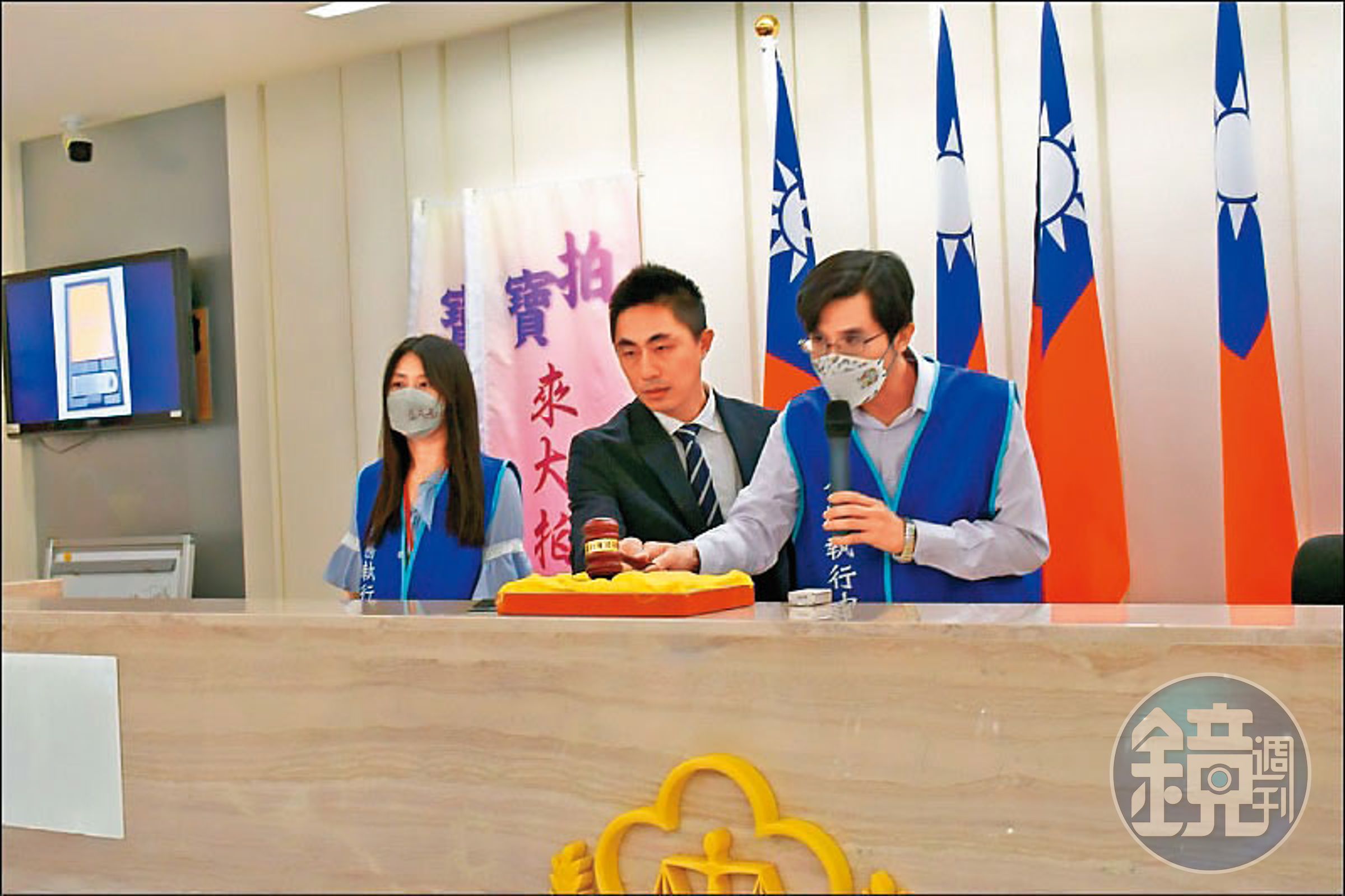 承辦主任檢察官曾揚嶺(中)親自拍賣查扣到的泰達幣冷錢包。(士林分署提供)