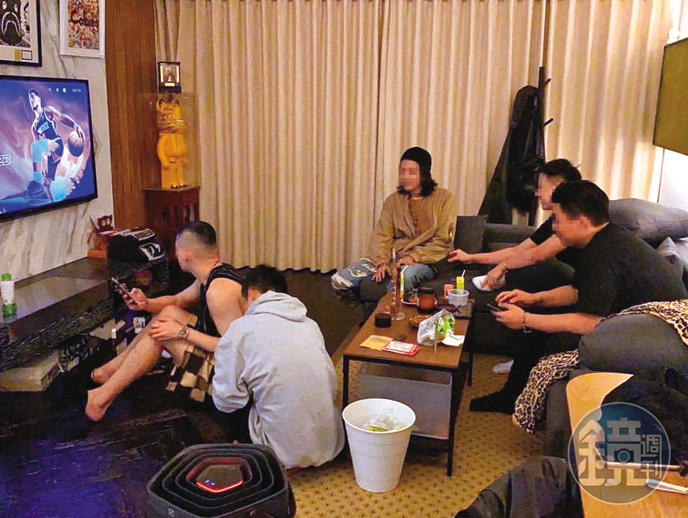 沒演藝工作時，陳慕會邀朋友到家裡打電動，據說他在交往趙芸時也很常沉迷其中。（翻攝自陳慕IG）