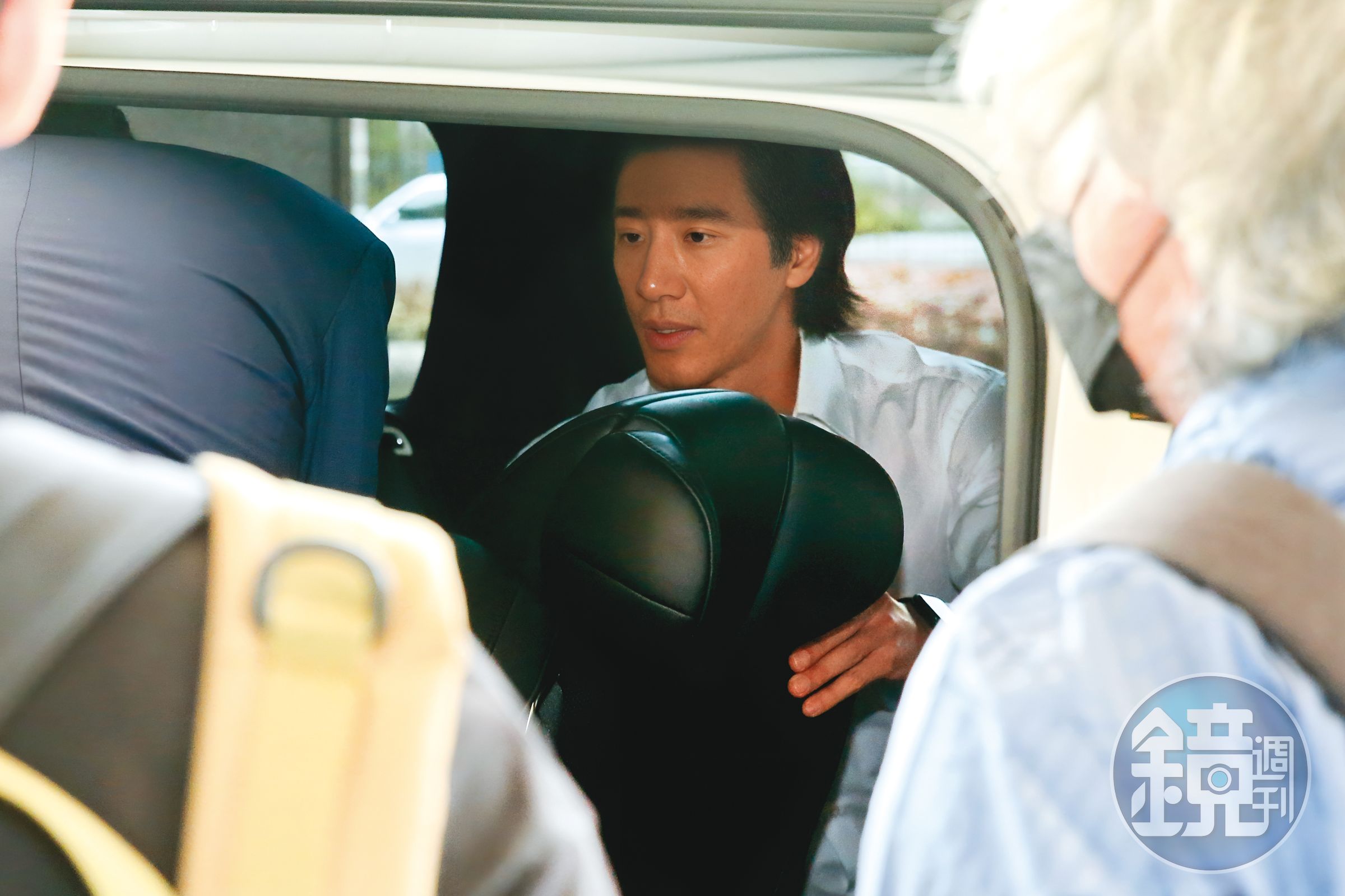 6月28日12:32,上了車後,王力宏貼心幫律師與工作人員喬起位置,展現親和力。