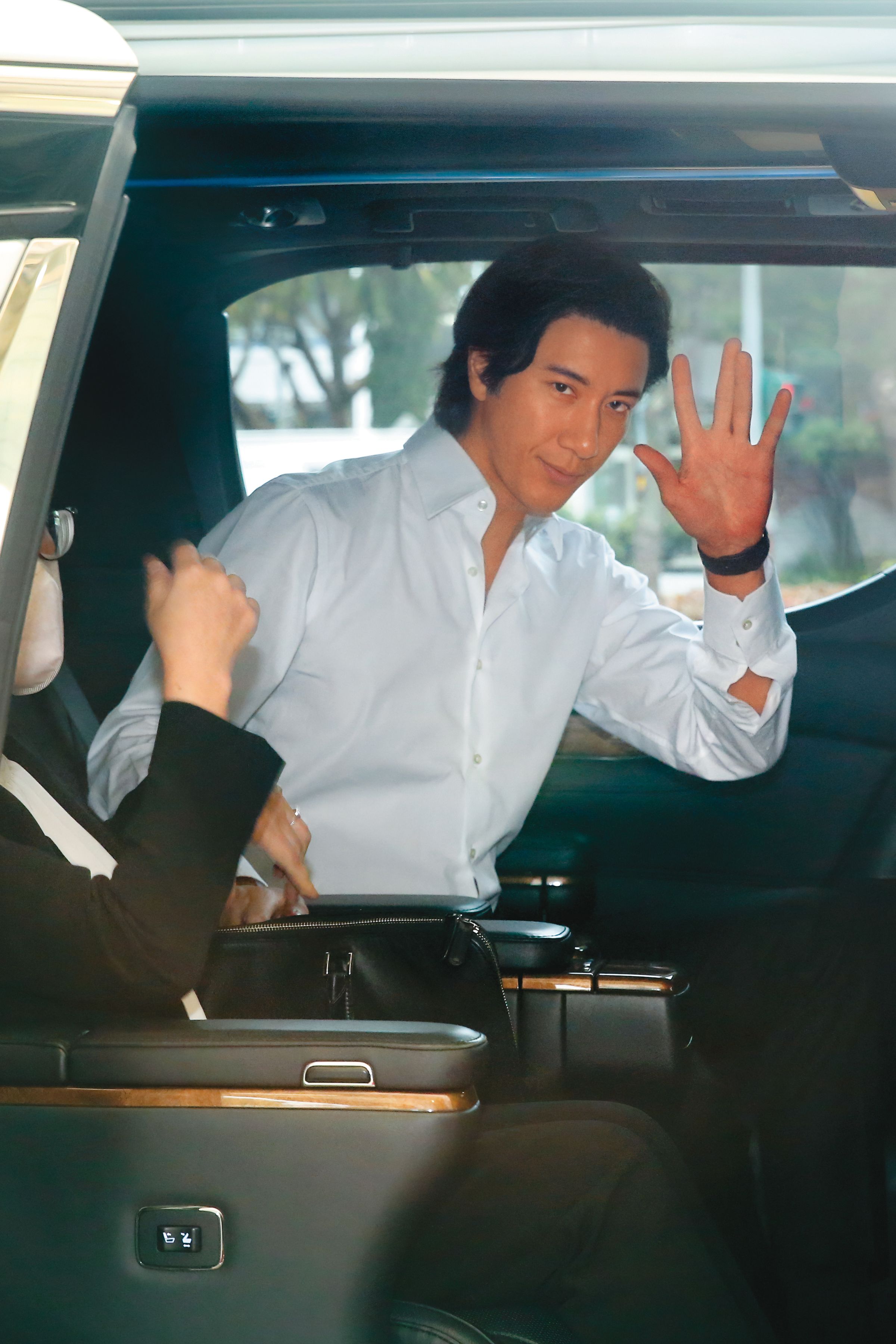 6月28日12:33,臨走之前,王力宏二度向媒體揮手致意並且道別,對比李靚蕾的表情差距頗大。