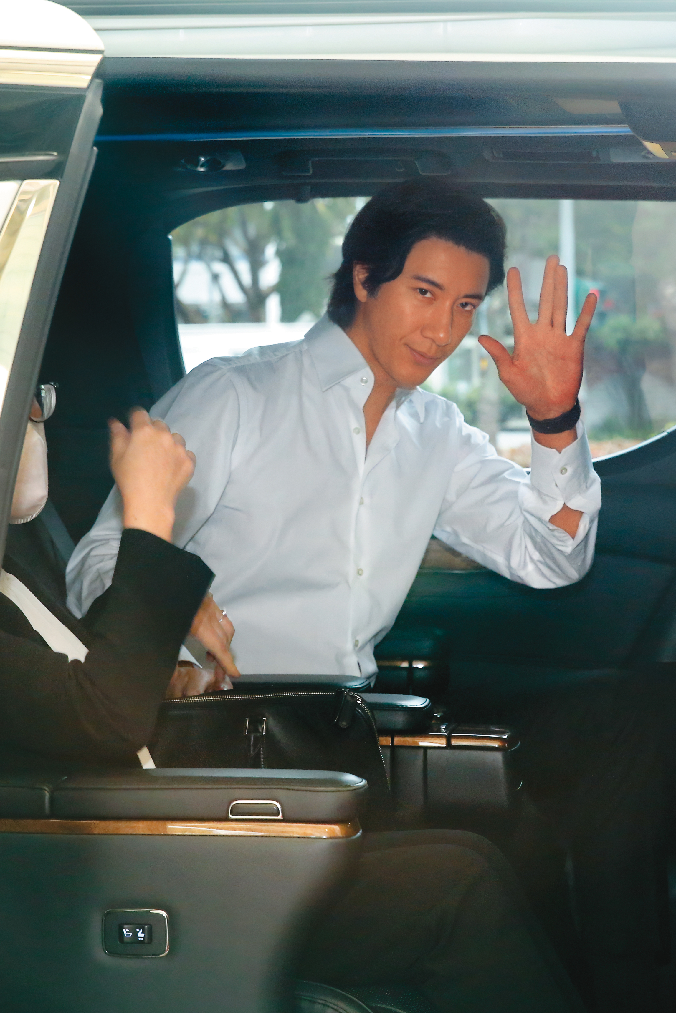 6月28日12：33，臨走之前，王力宏二度向媒體揮手致意並且道別，對比李靚蕾的表情差距頗大。
