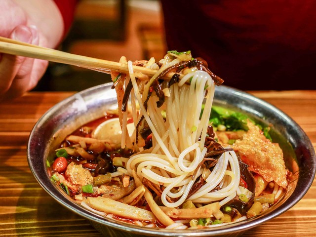 中國知名美食螺螄粉即將重回台灣市場，但因幾乎都是MIT，價格也漲價了。（東方IC）