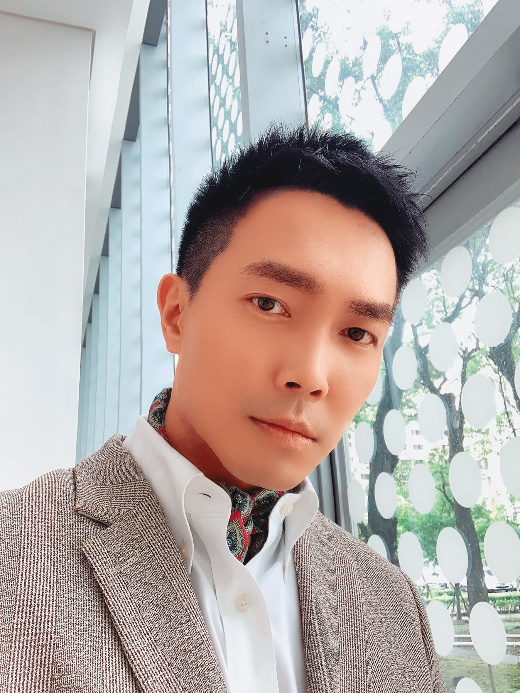 許仁杰會在前妻亞希面前自傷，弄得氣氛十分緊張且失控。（翻攝自許仁杰臉書）
