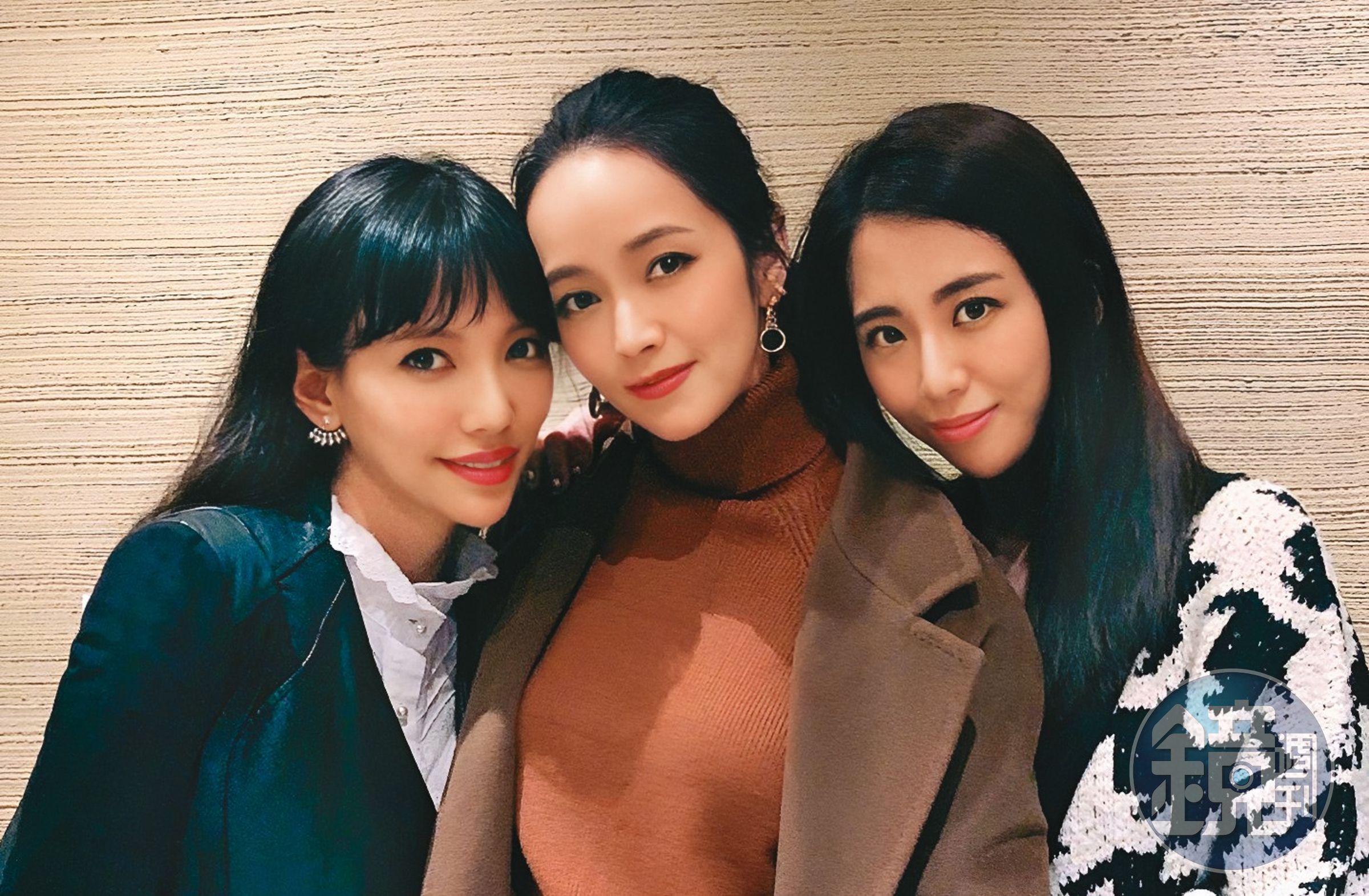 就在李靚蕾重新恢復社交之時,也不時透露對王力宏性向的懷疑,有些從她口中說出的八卦已在圈內開始流竄。右為陶喆老婆江佩蓉、中為侯佩岑。(翻攝自李靚蕾IG)