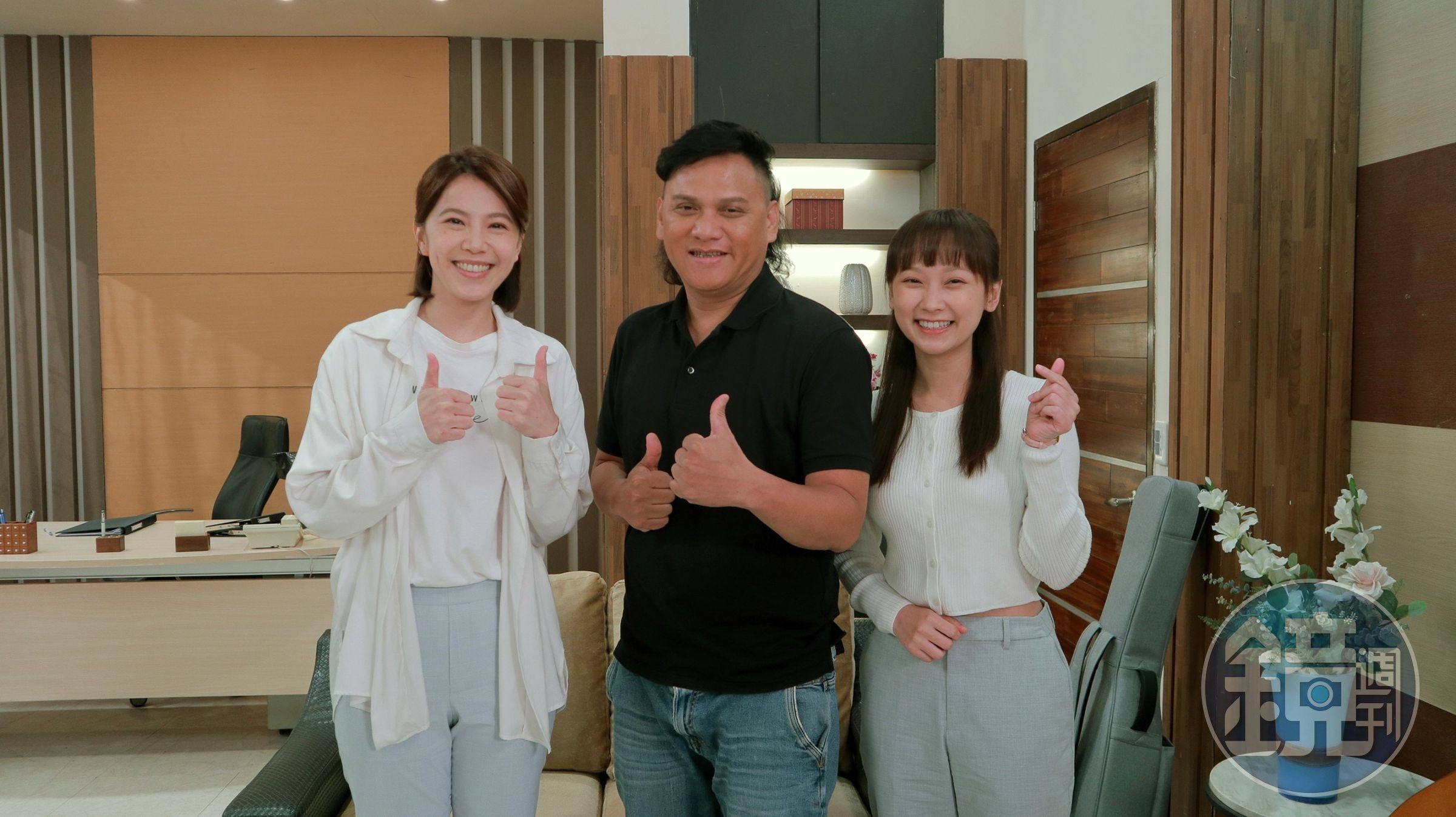 金曲歌王桑布伊(中)客串民視8點檔《市井豪門》,劇中挑戰台語及客語的演出,讓他備感緊張。(民視提供)