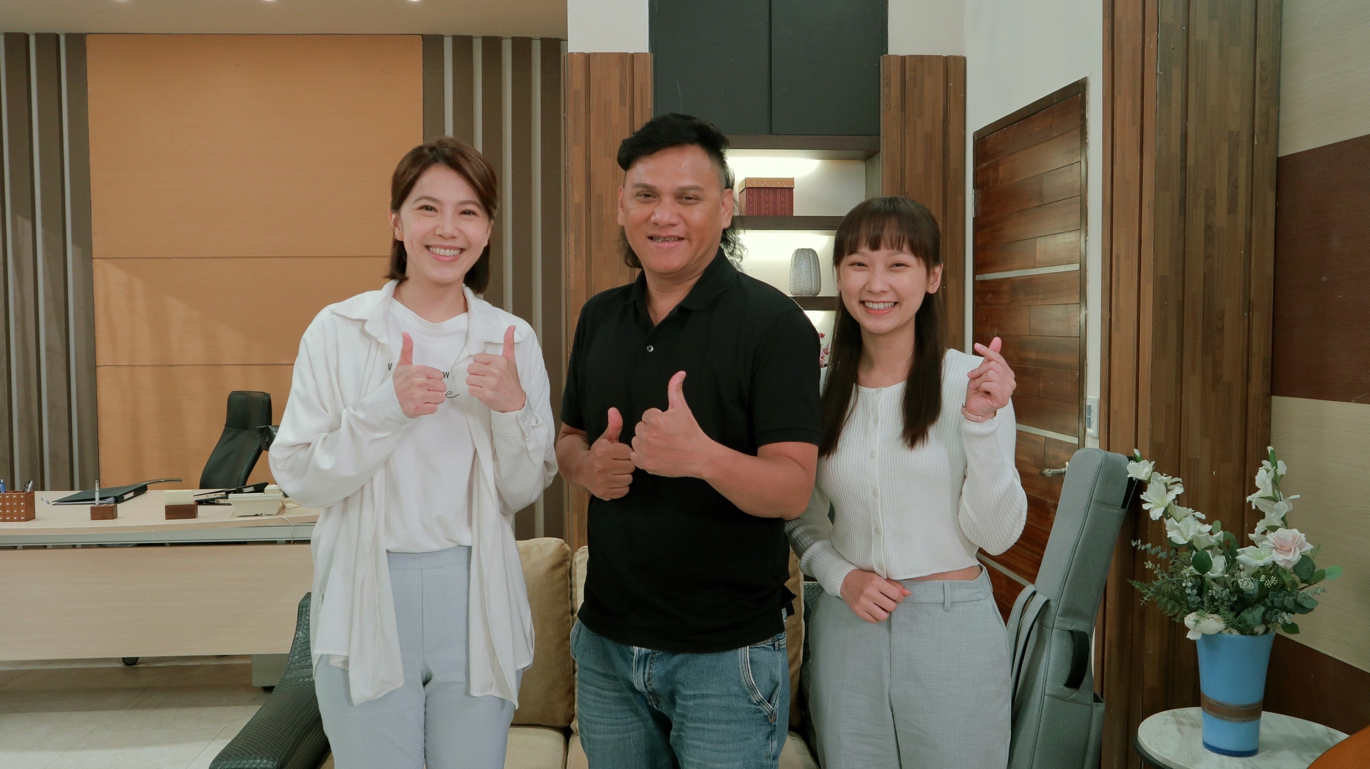 金曲歌王桑布伊（中）客串民視8點檔《市井豪門》，劇中挑戰台語及客語的演出，讓他備感緊張。（民視提供）