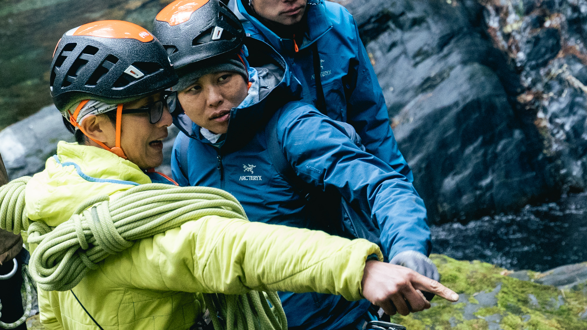 《群山之島與不去會死的他們》第二季主角李佳珊（中）與隊友帶劇組探訪初見溪。（公視提供、攝影Katie Chen）