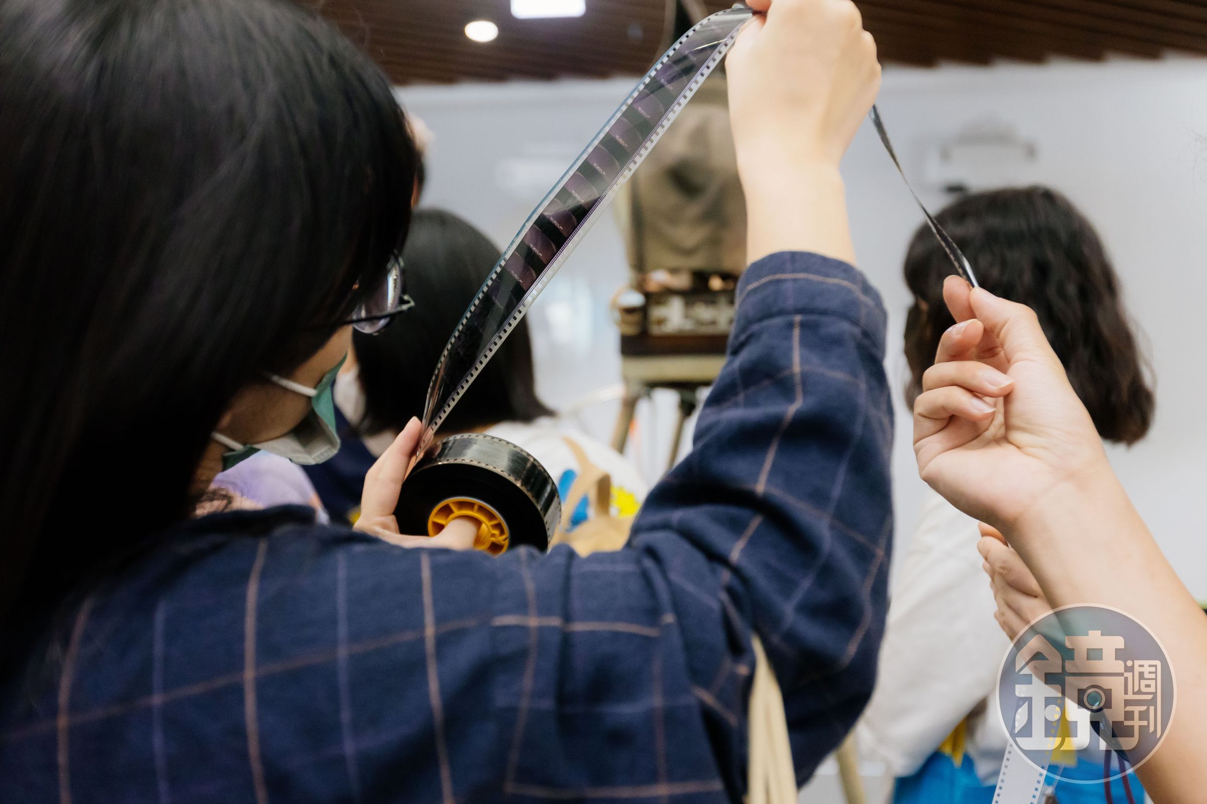 民眾實際接觸到膠卷卻嘆下一步不知該如何處理。（國家影視聽中心提供）