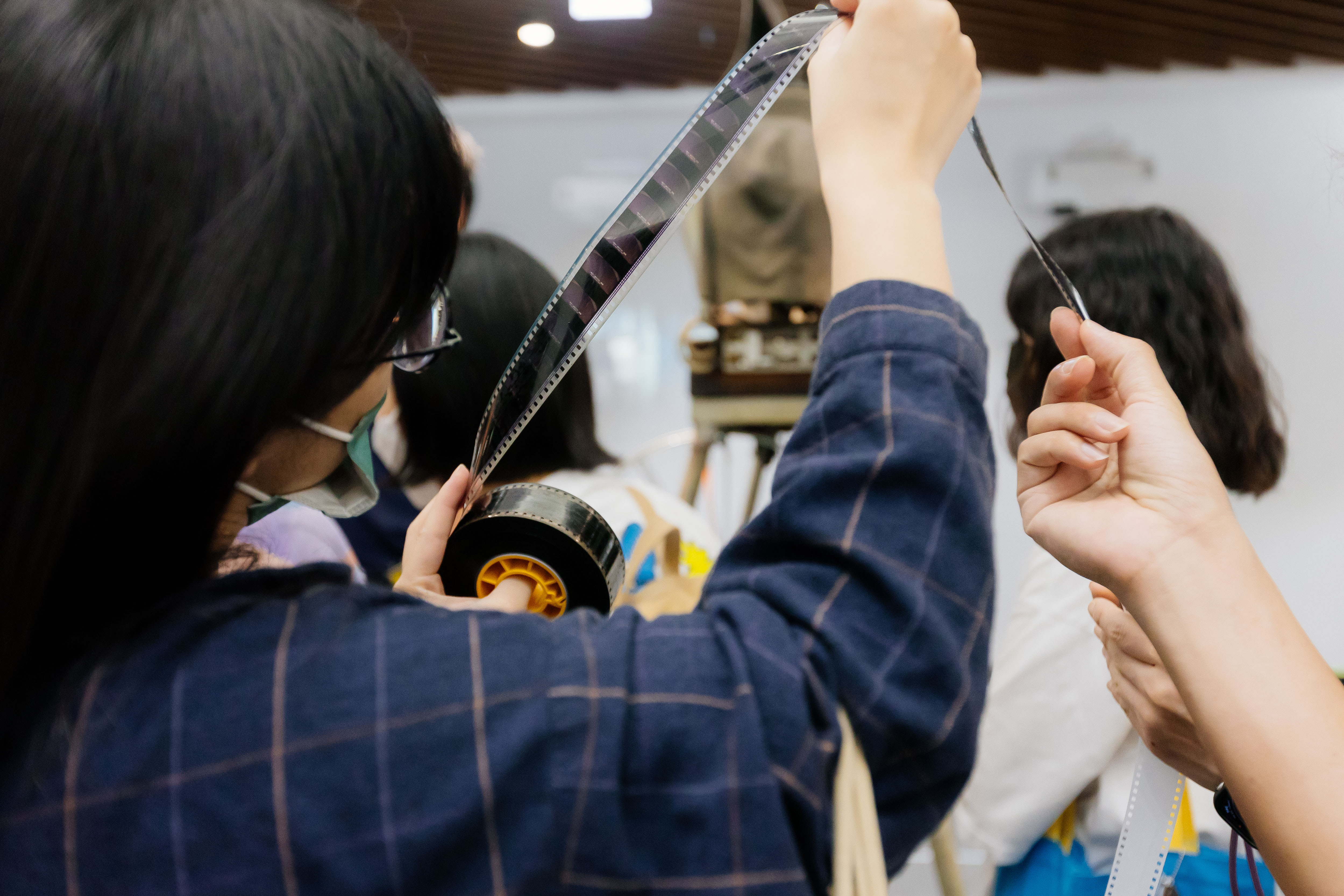 民眾實際接觸到膠卷卻嘆下一步不知該如何處理。（國家影視聽中心提供）
