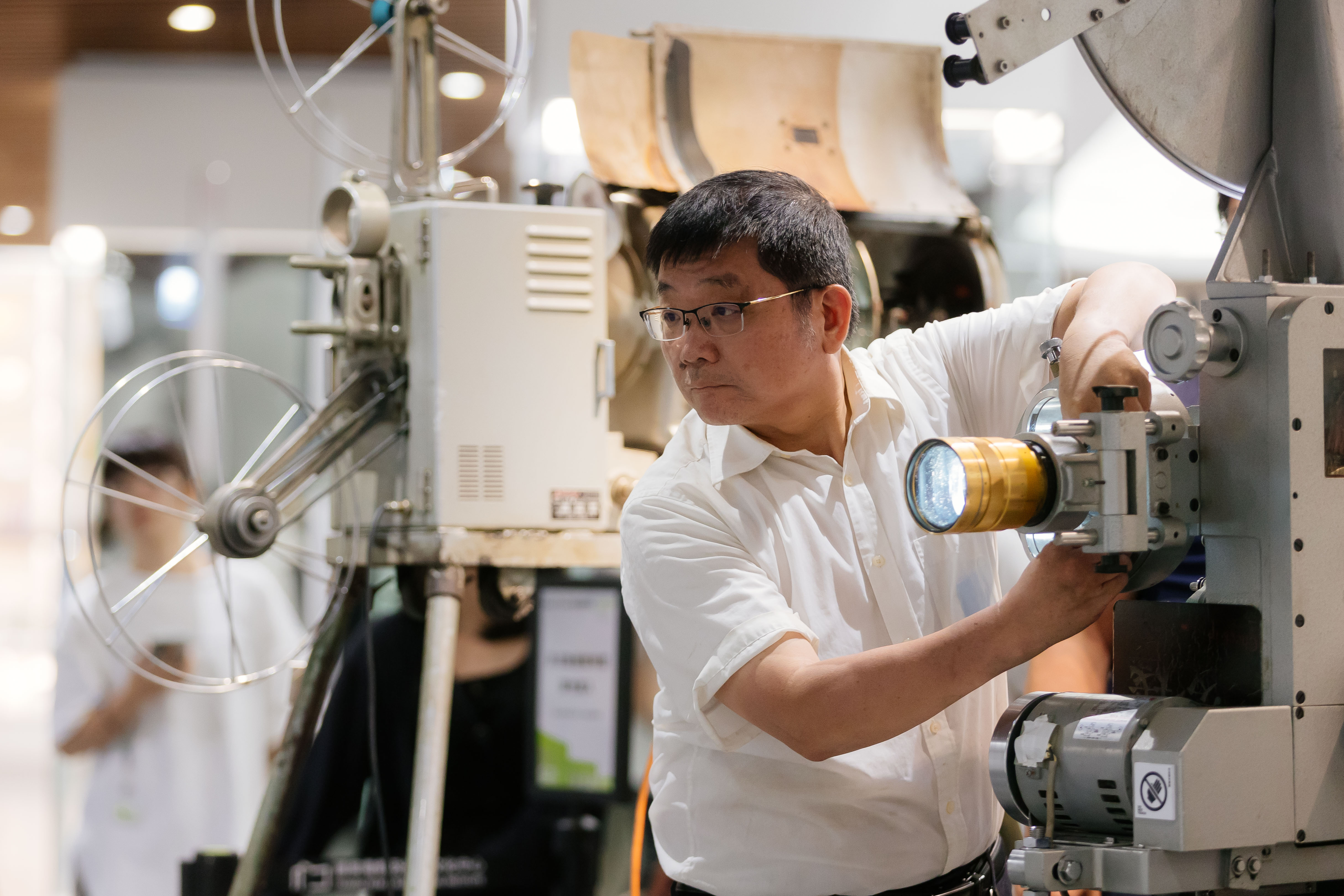 「Reel Time 膠卷時光」由電影放映師帶領民眾體驗展早期膠卷放映的趣味。（國家影視聽中心提供）