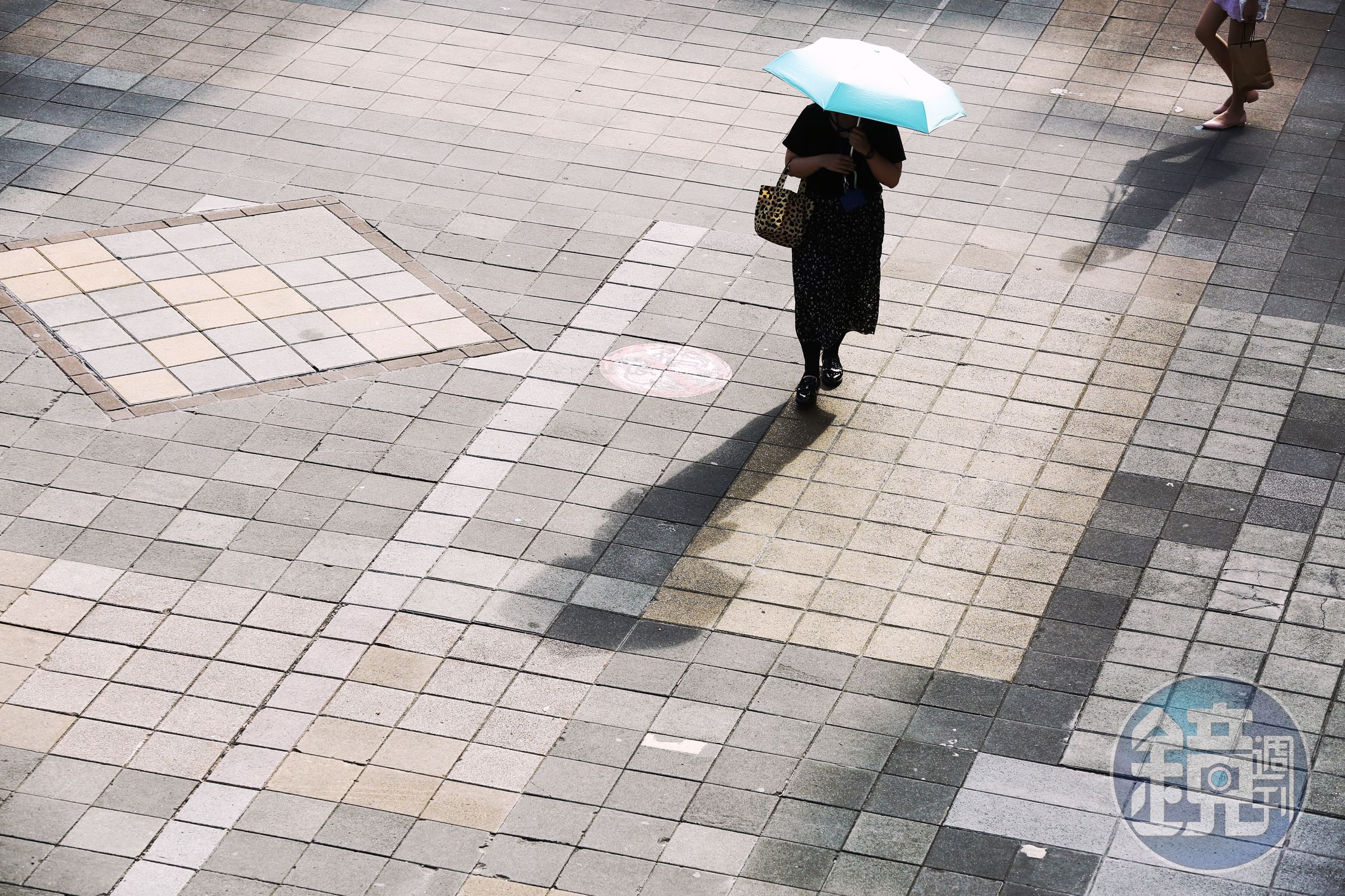 氣象局示警，表示週末3天桃園以北、花東縱谷預計會有37度以上高溫。