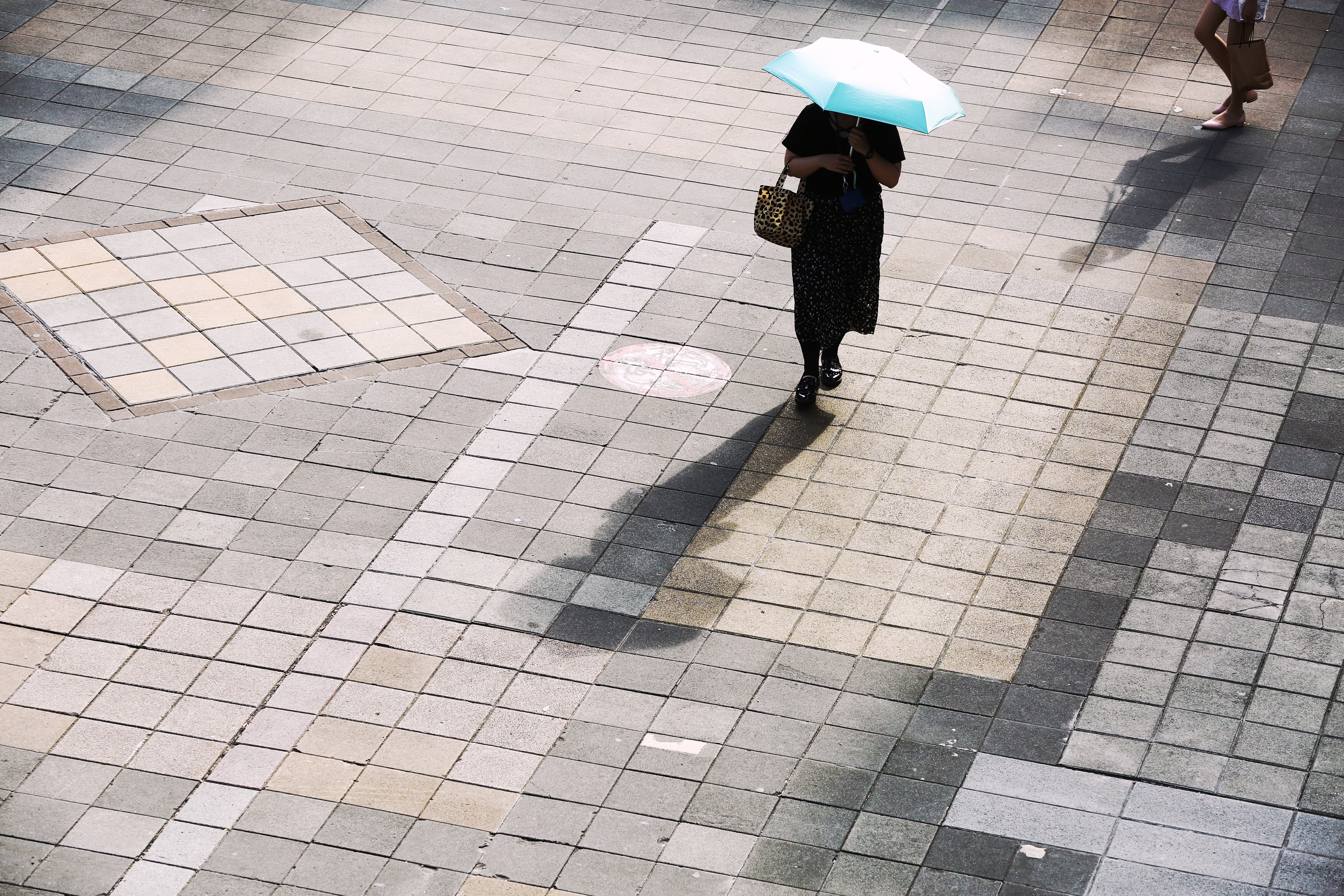 氣象局示警，表示週末3天桃園以北、花東縱谷預計會有37度以上高溫。