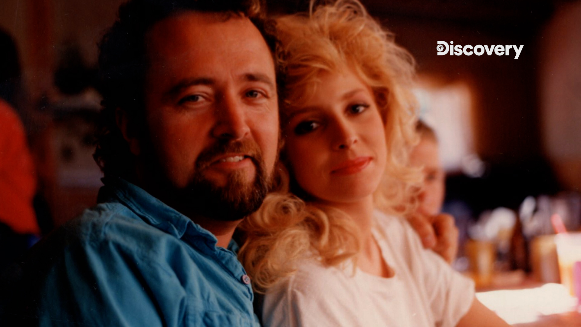 老公吉姆亞瑟（左）全力把老婆史黛西亞瑟（右）捧成性感偶像，但卻因此種下悲劇的種子。（Discovery頻道提供）