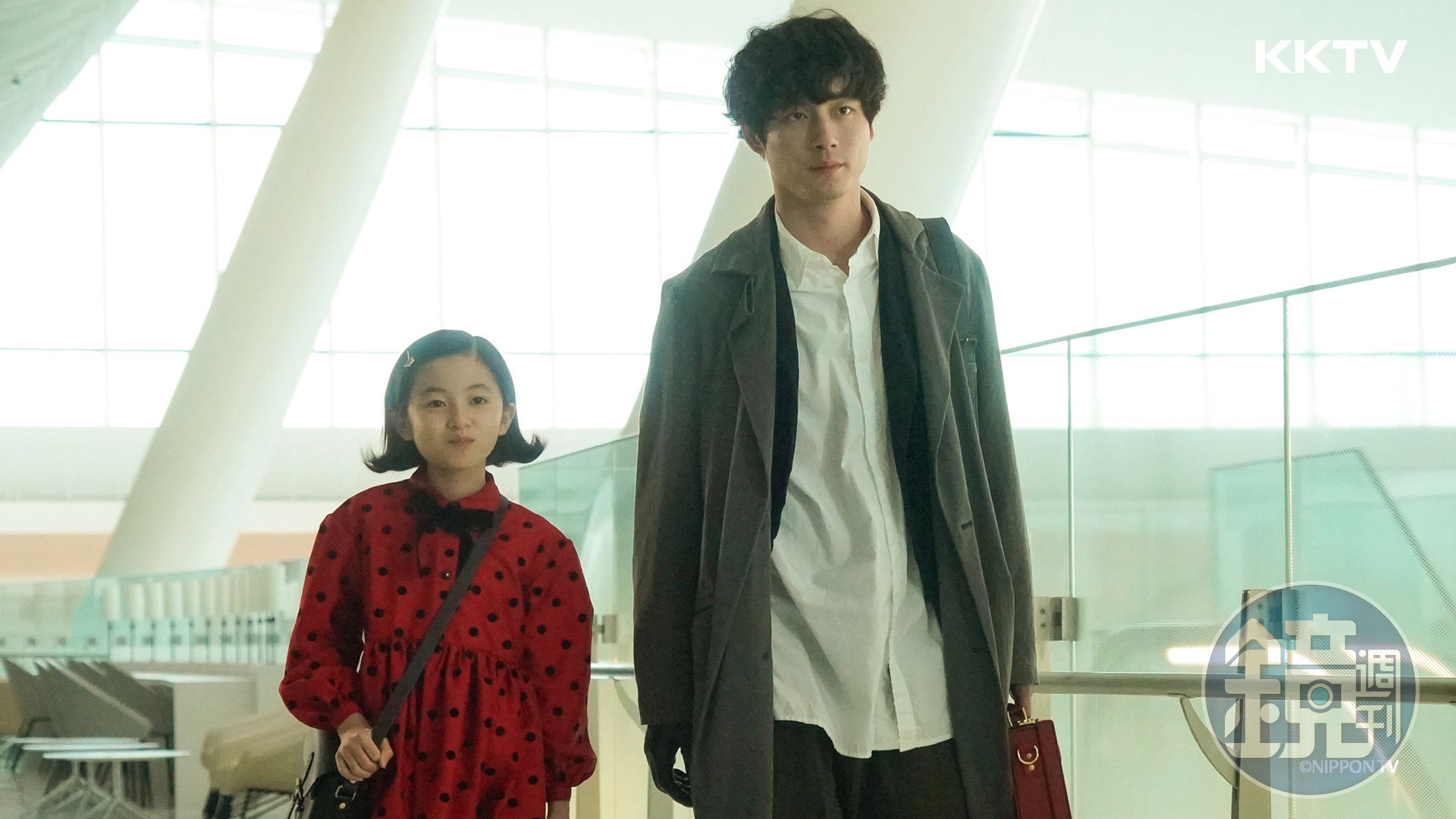 坂口健太郎（右）工作滿檔，上季才主演《巧克力醫生》詮釋一名右手為義肢的神祕醫師。（KKTV提供）
